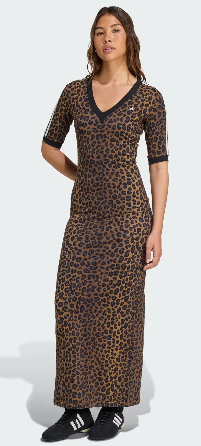 El vestido maxi Leopard V-Neck en color marrón de Adidas