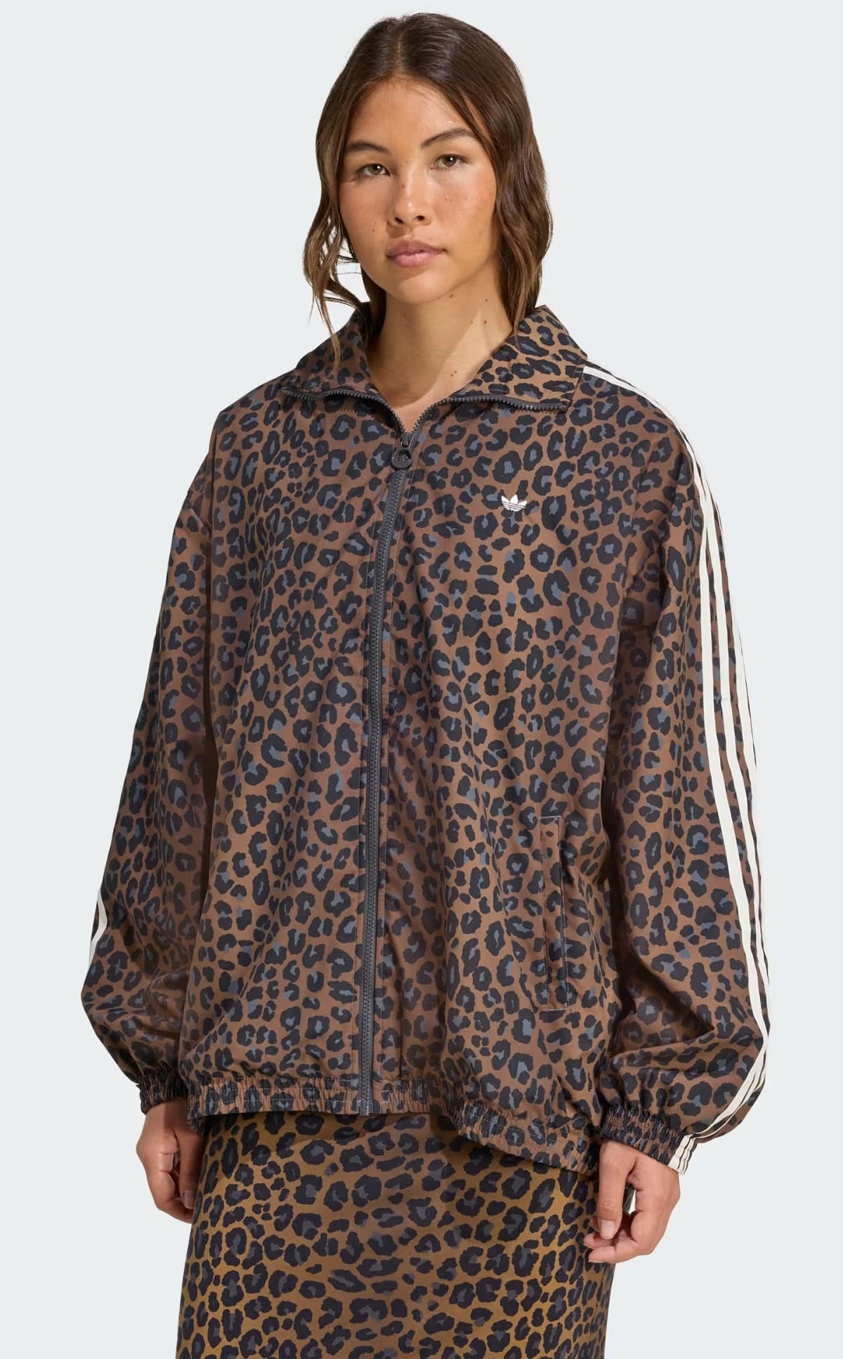 La nueva chaqueta Firebird Oversized Leopard en color marrón de Adidas