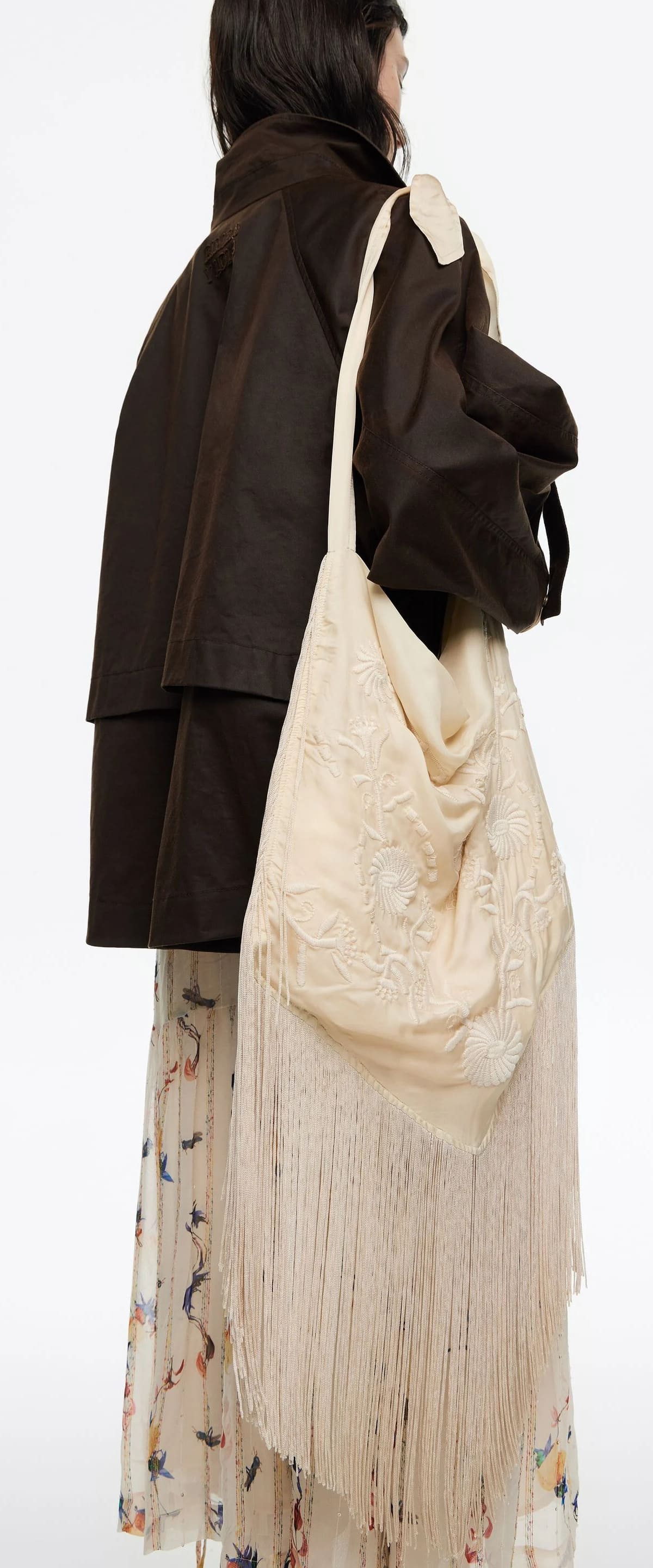 El bolso de hombro bordado con flecos en color piedra de Bimba y Lola