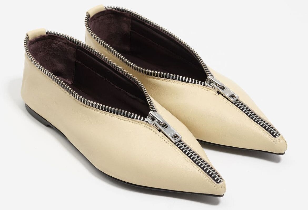 Los nuevos zapatos tipo bailarina de piel mantequilla con cremallera de Bimba y Lola