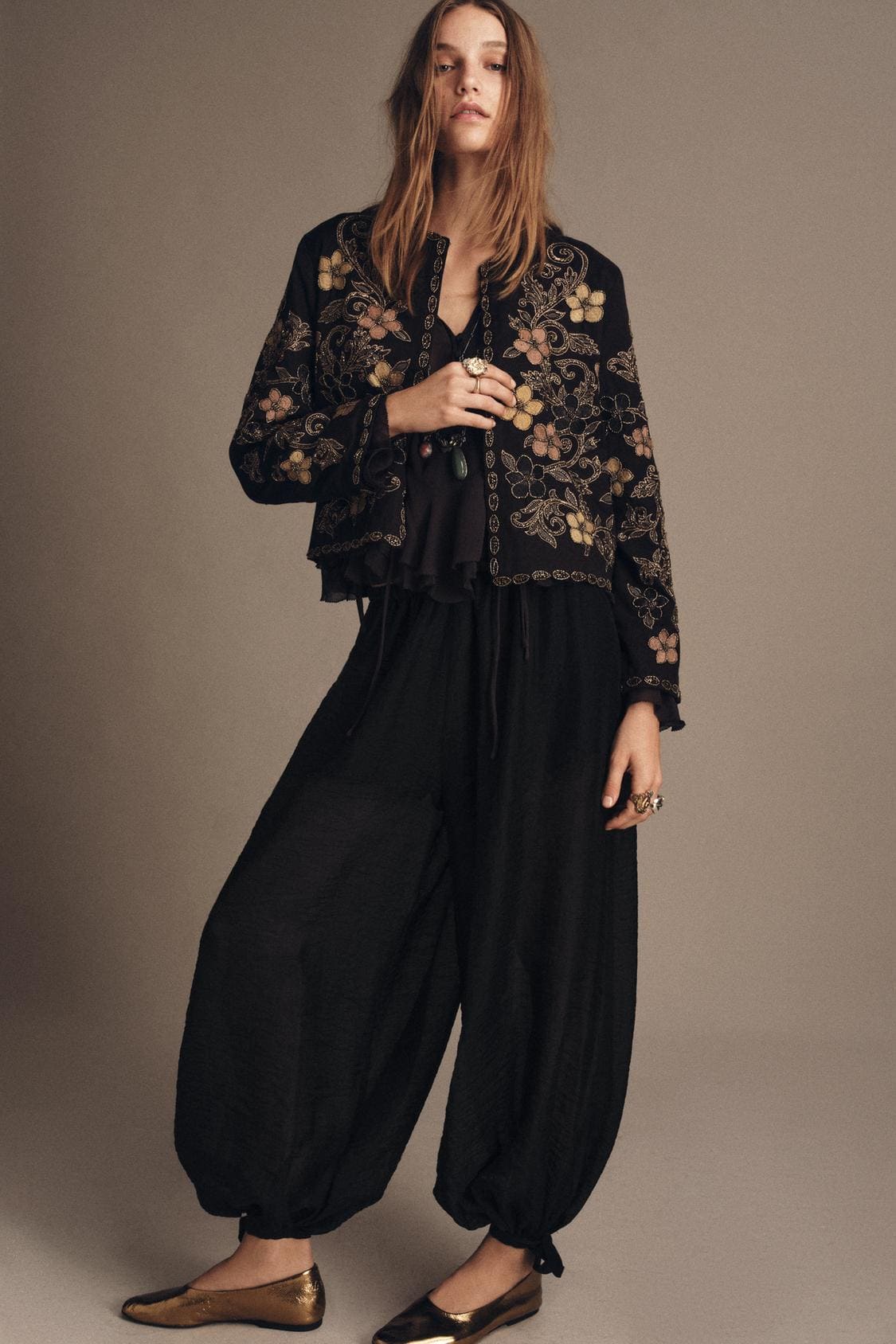 La nueva chaqueta con bordados de flores ZW Collection en color negro de Zara