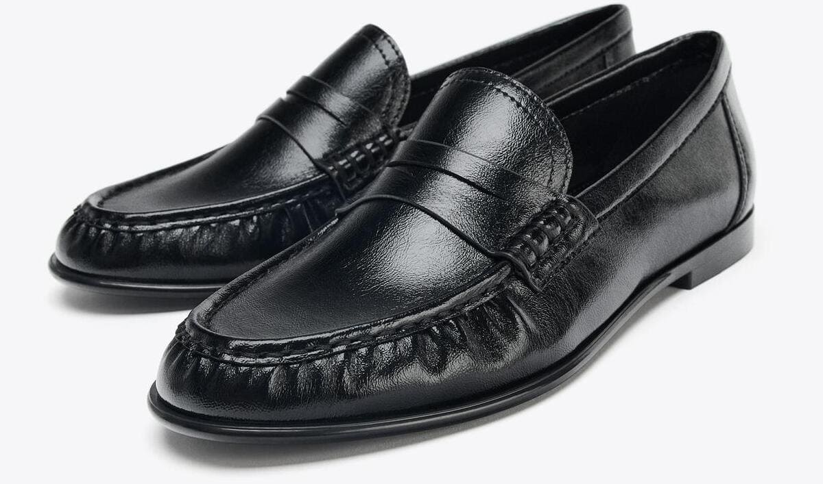 El mocasín fruncido soft en color negro de Zara