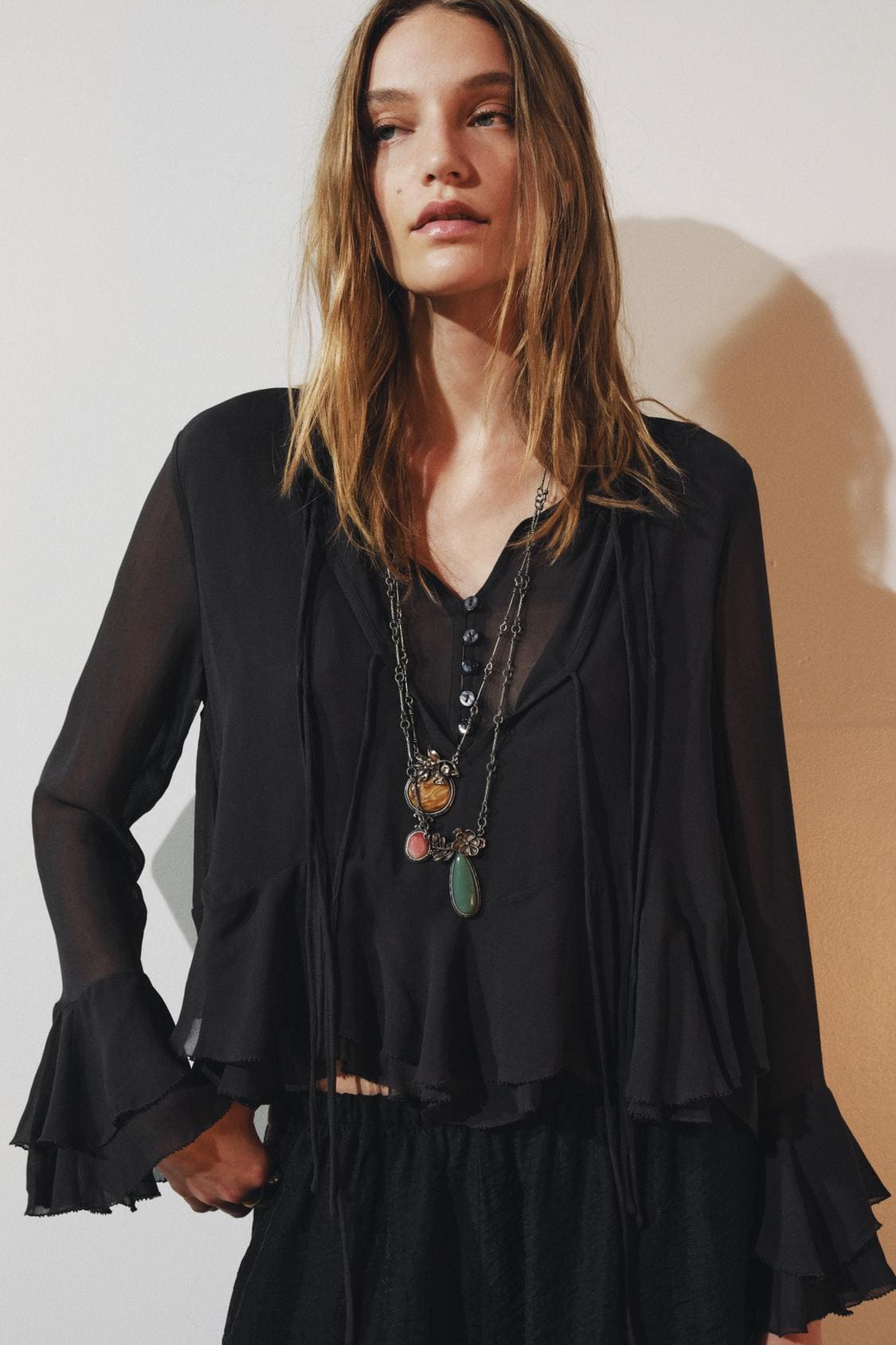 La nueva camisa con volantes ZW Collection en color gris oscuro de Zara