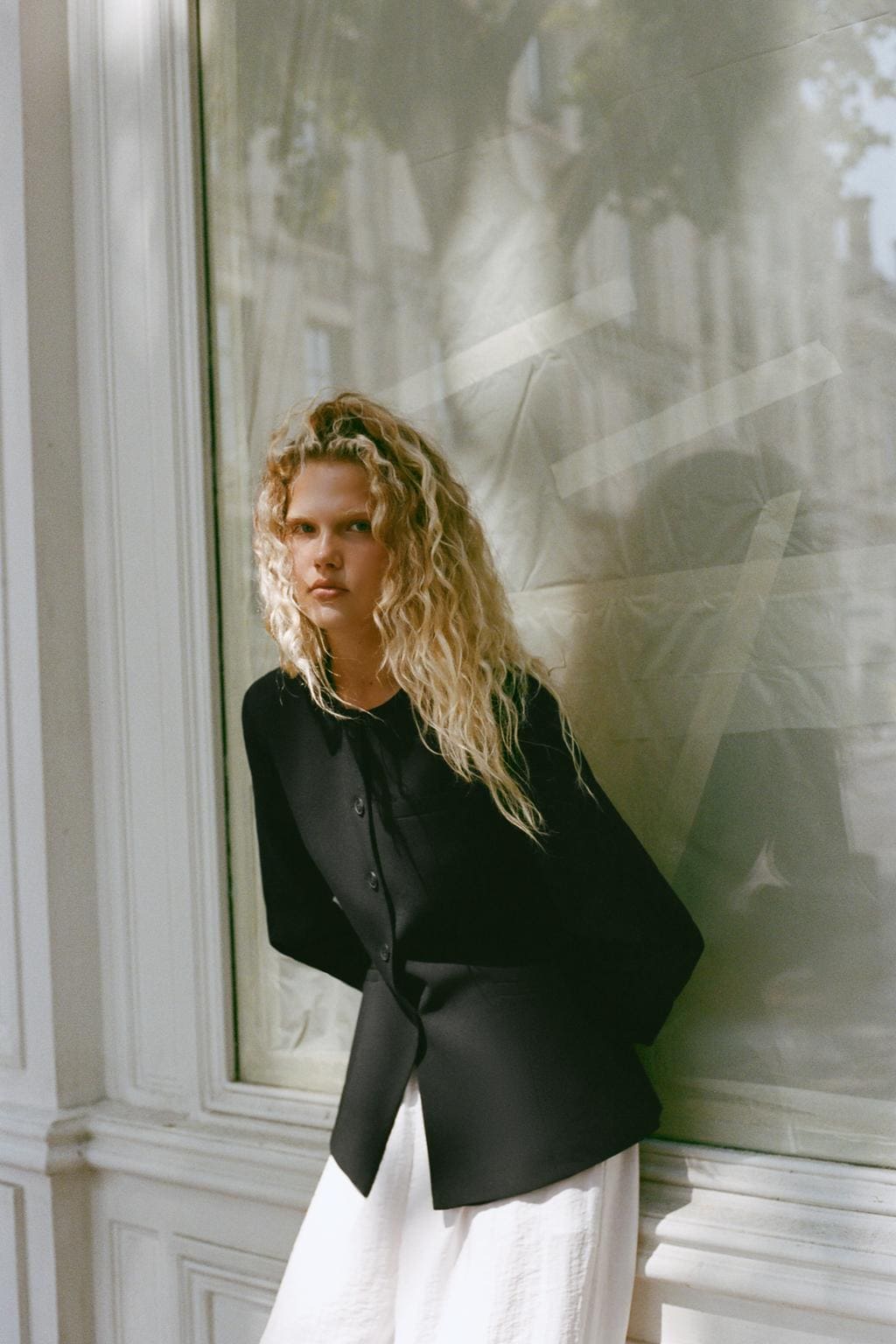 Blazer entallado con hombreras, Zara