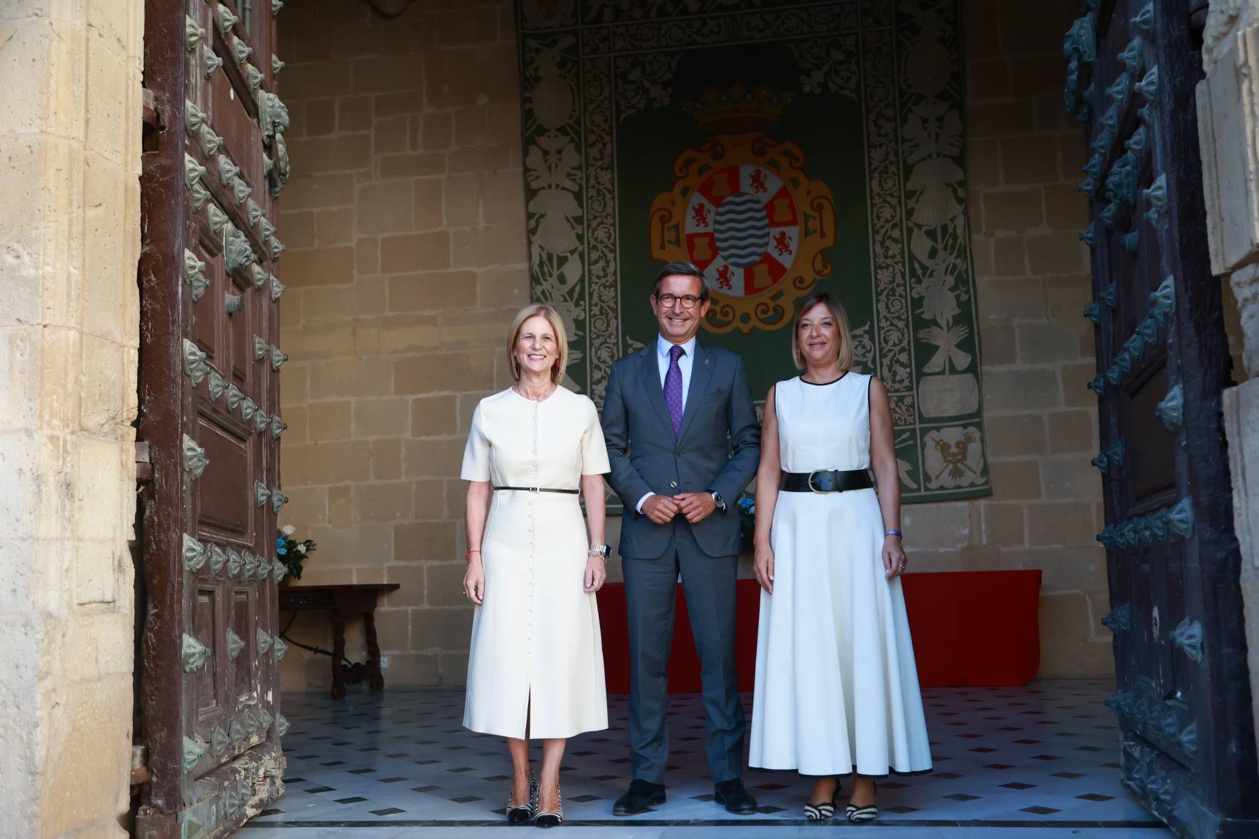 María José García-Pelayo, Jorge Paradela y Guadalupe Fernández, durante el acto de hermanamiento entre Jerez y Haro | Cristo García