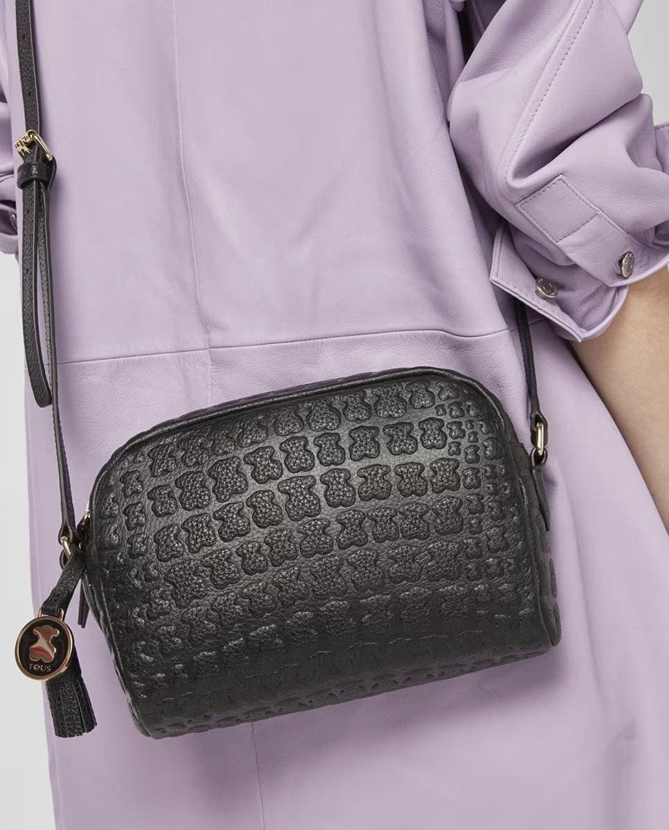 Bandolera Sherton lisa con textura rugosa