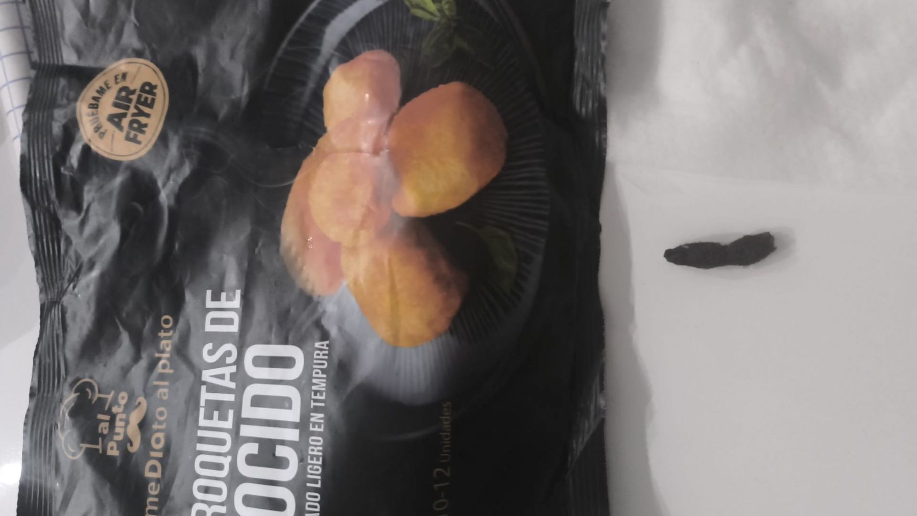 Bolsa de croquetas de Día junto al excremento de rata encontrado en su interior - El MIRA