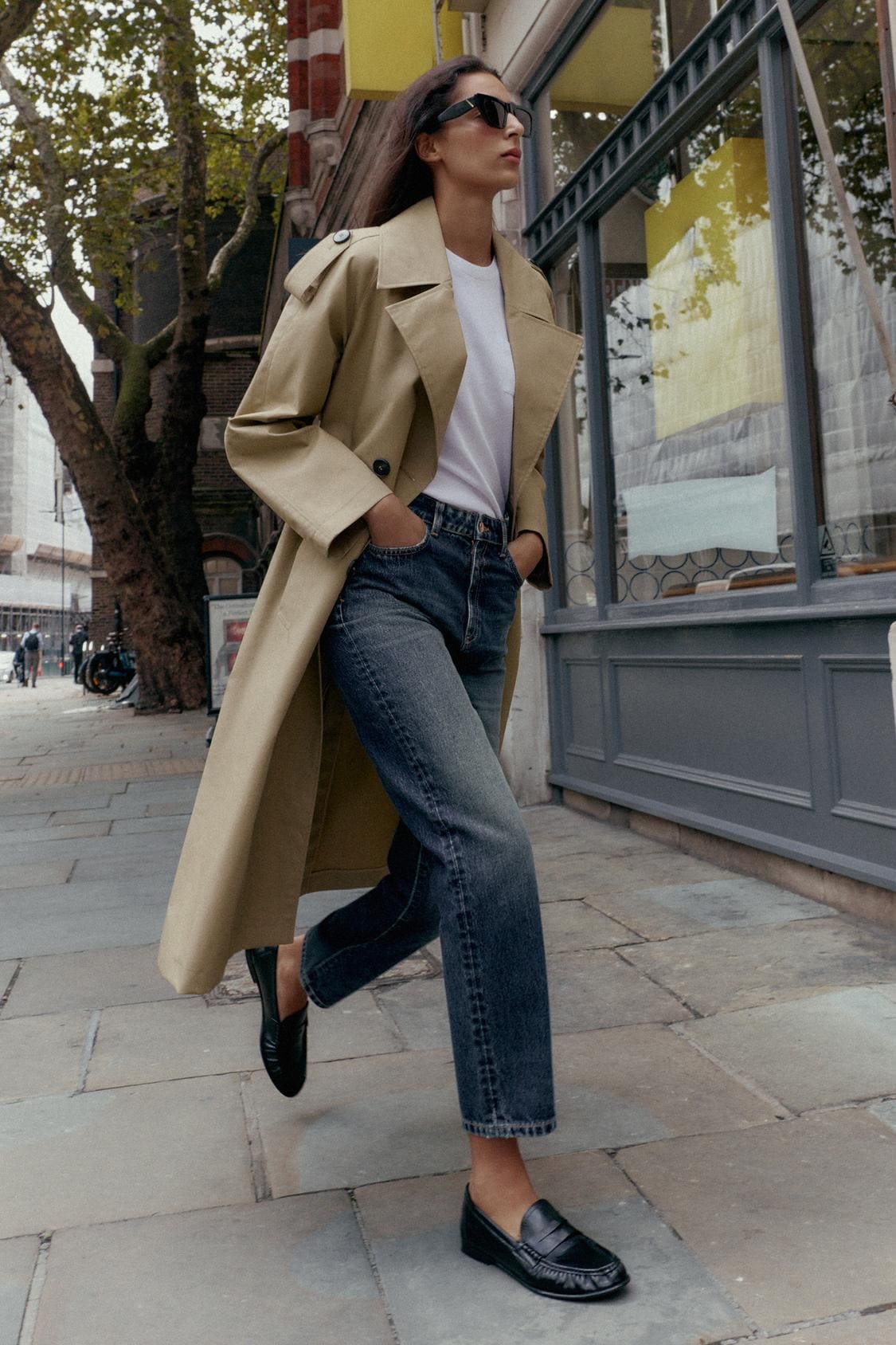 La gabardina con cinturón en color beige de Zara