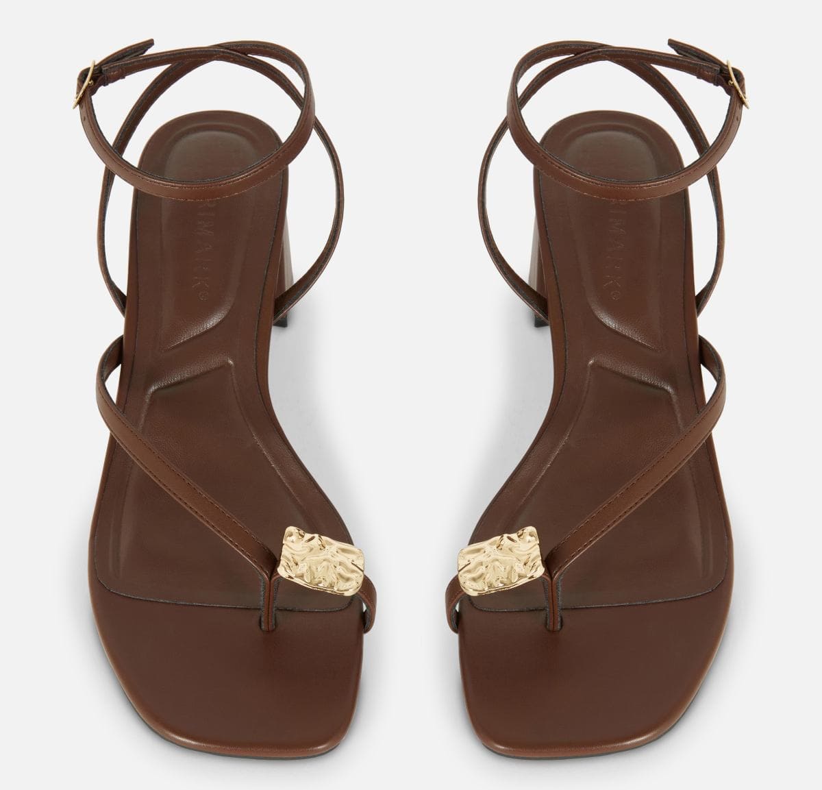 Sandalias de tacón cuadrado con detalles metálicos de Primark