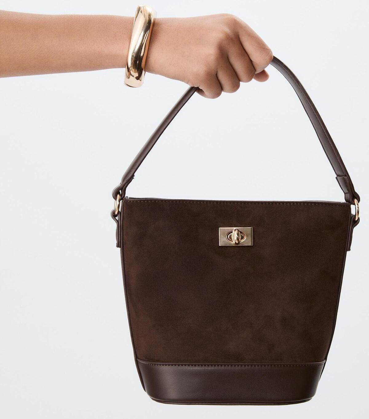 El bolso bandolera bucket efecto ante en color marrón de Stradivarius