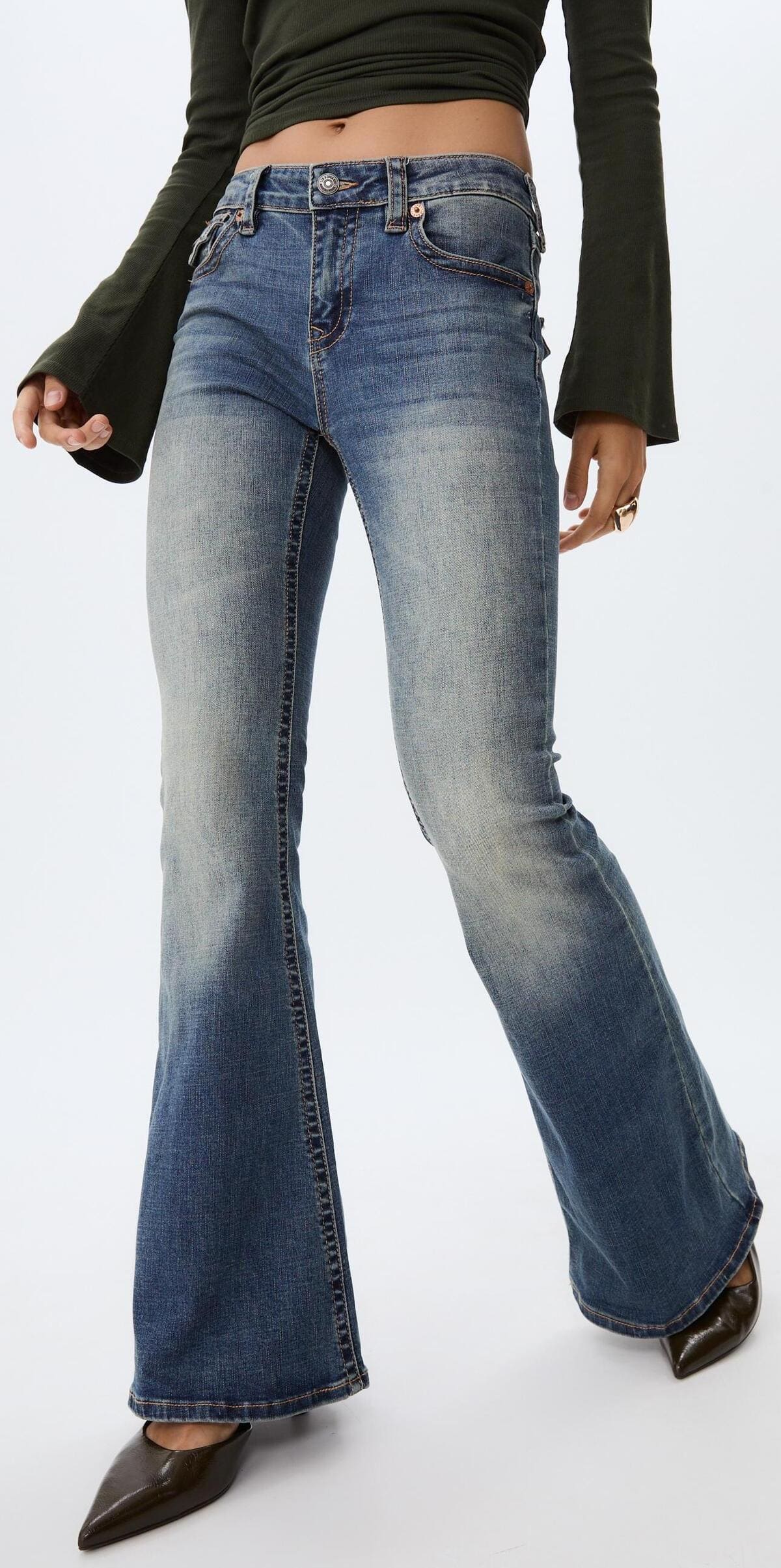 Los pantalones D04 Jeans flare low waist de Stradivarius