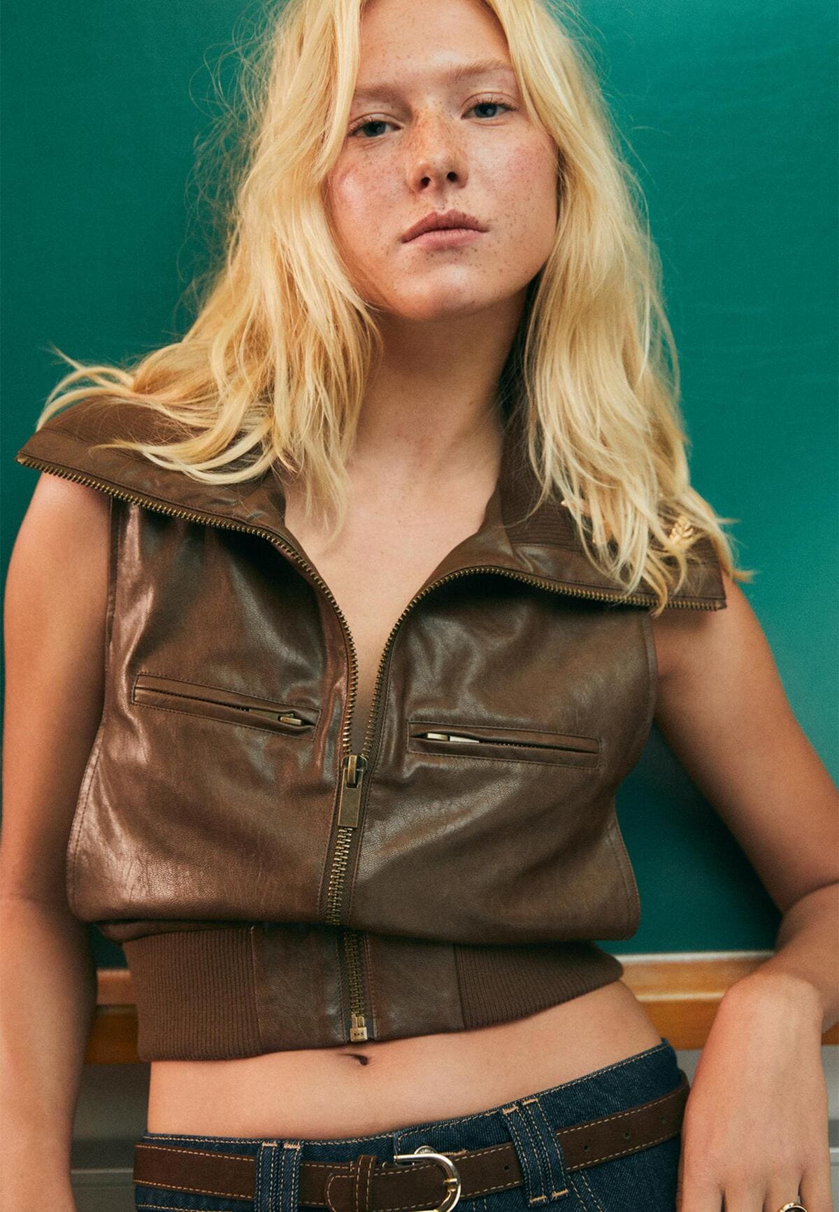 El nuevo chaleco efecto piel combinado rib de Stradivarius