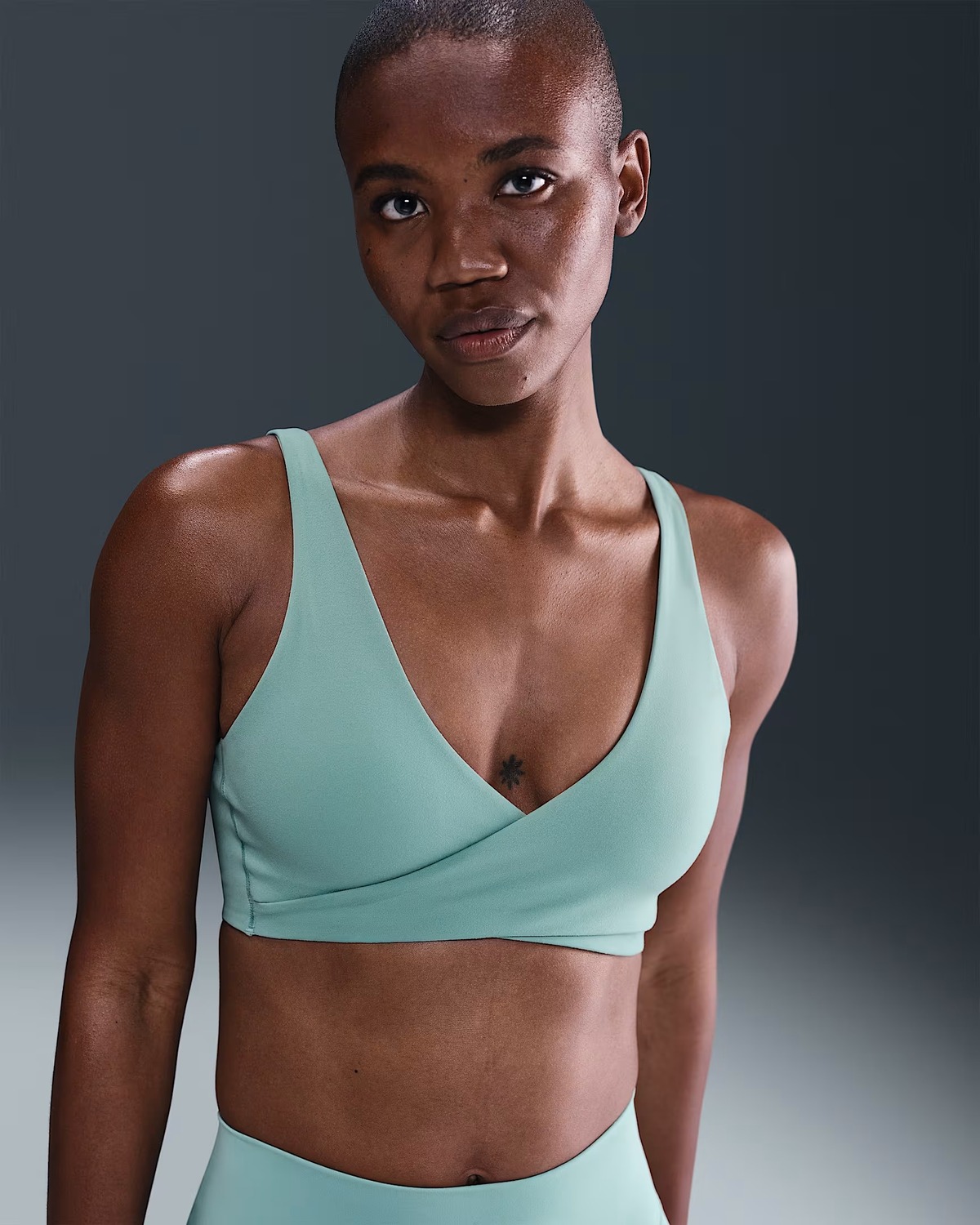 El sujetador deportivo con sujeción ligera en color azul Nike One