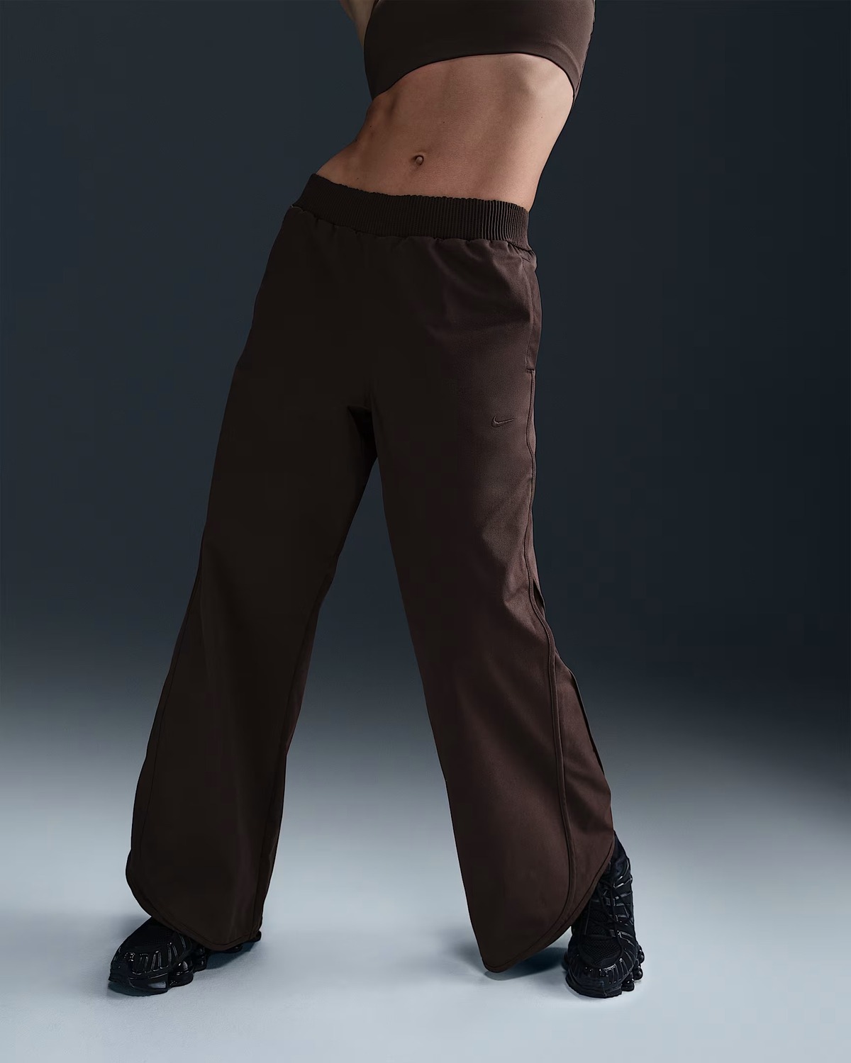 El nuevo pantalón Nike Sportswear Collection en color marrón de Nike