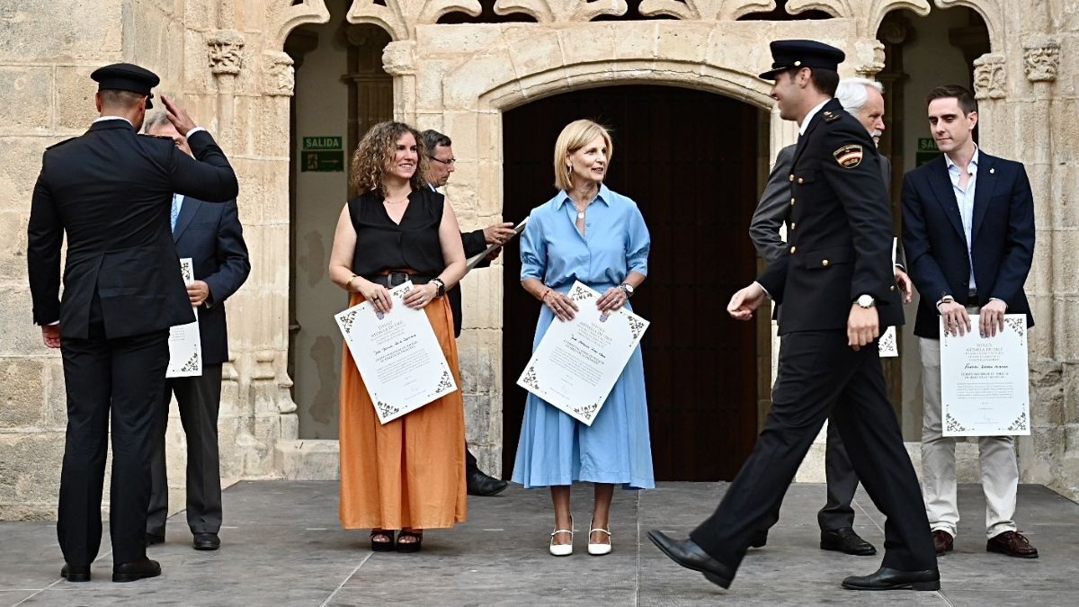 Entrega de diplomas acreditativos de la Medalla de Oro a la Policía Nacional en Jerez