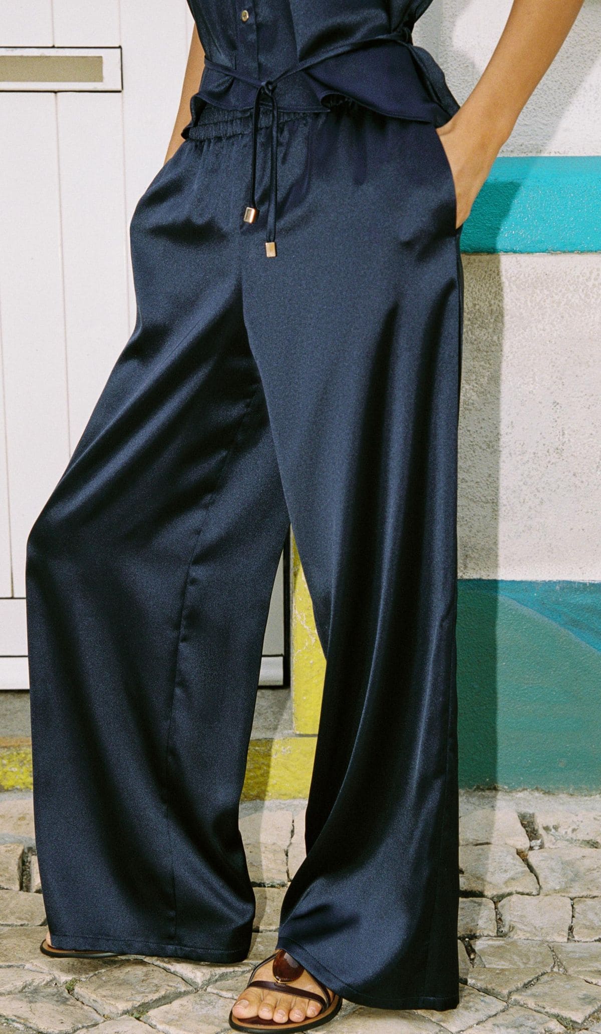 Pantalón satinado wide leg de Zara