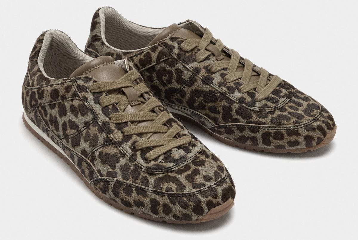 Zapatillas de piel y pelo estampado animal de Parfois