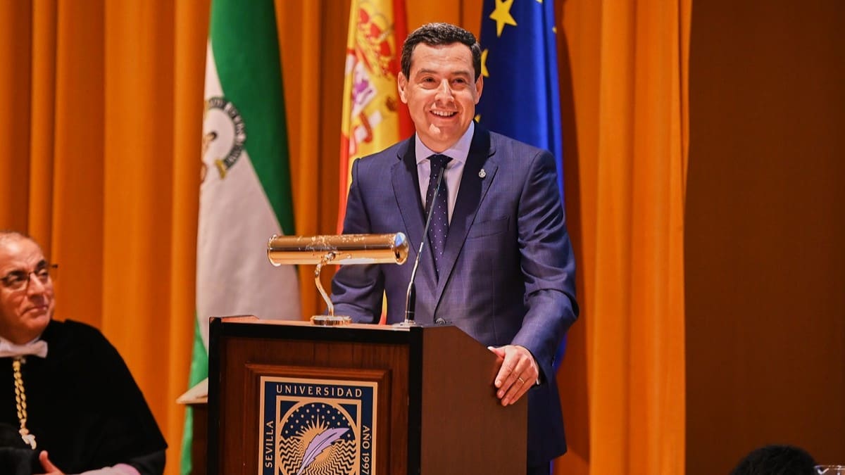 El presidente de la Junta de Andalucía, durante su atención a los medios | Salvador López Medina