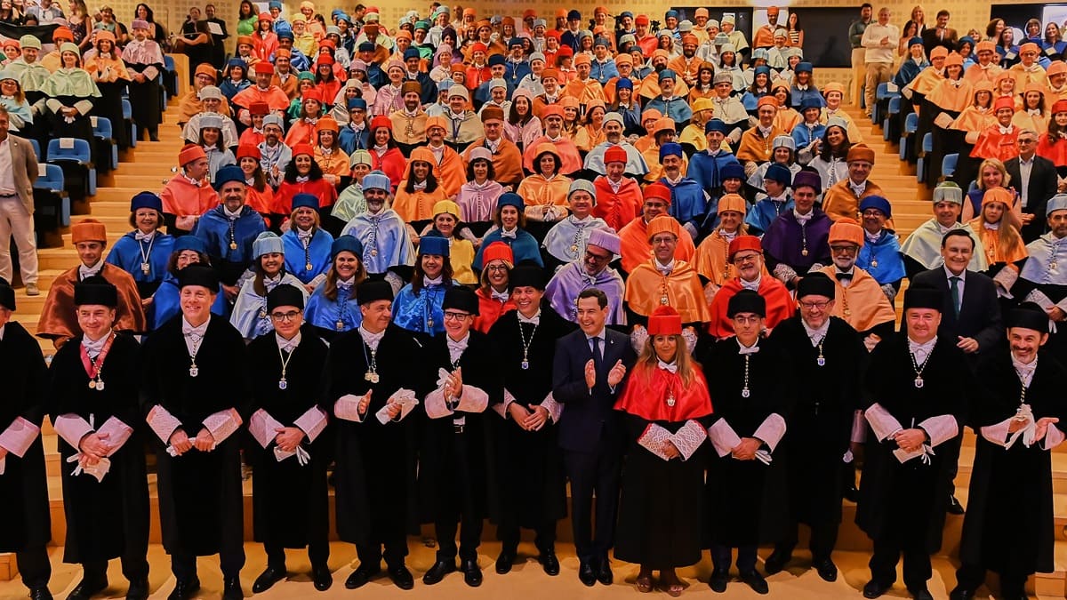 Foto de familia de la apertura del curso universitario | Salvador López Medina