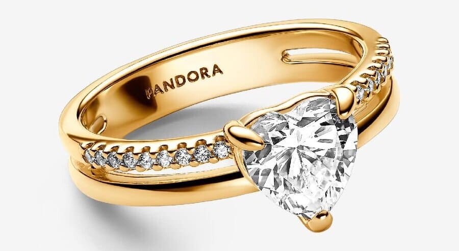 El anillo Corazón Doble Alianza con recubrimiento en oro de Pandora