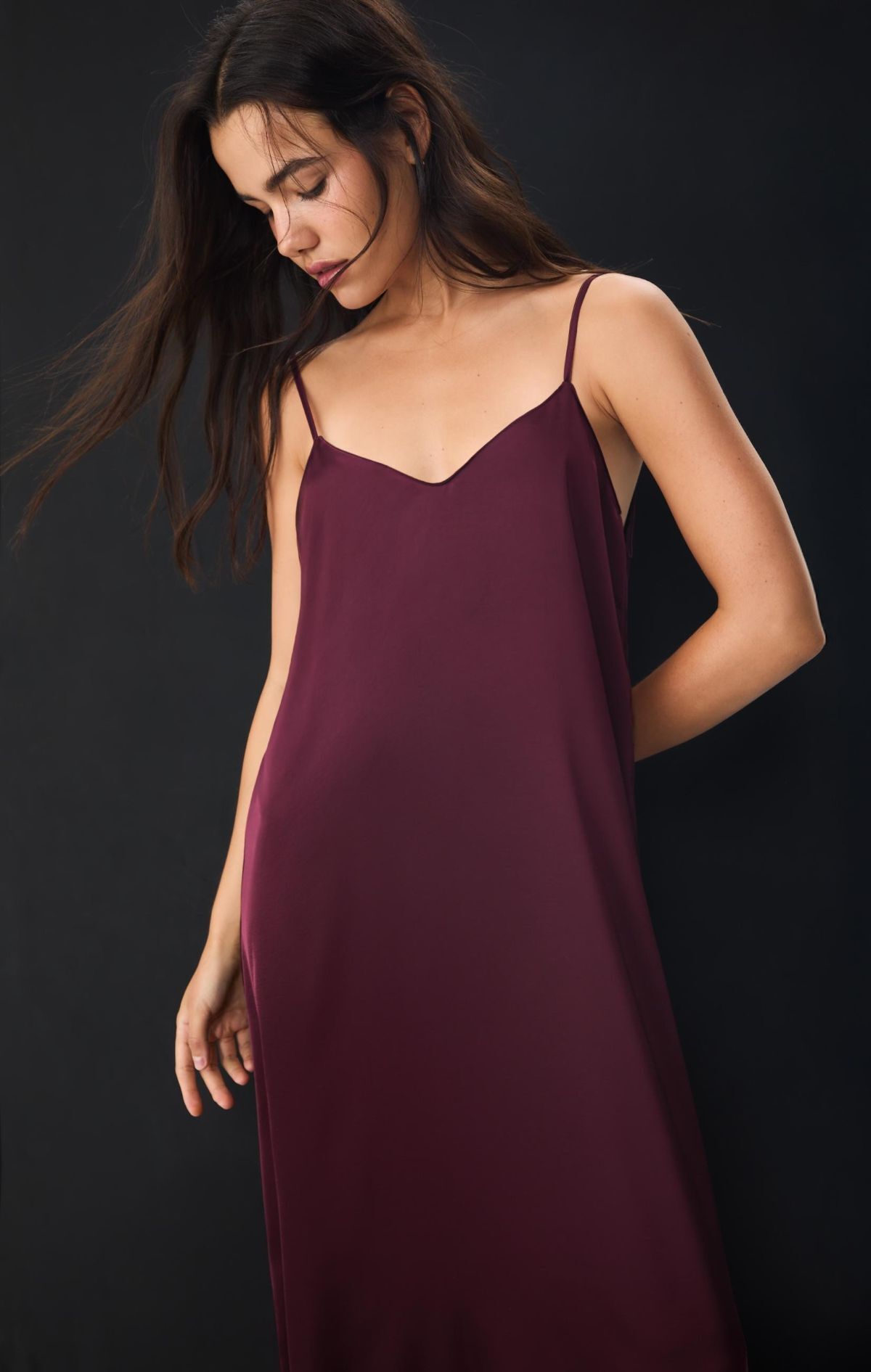 Vestido largo fluido satinado de Stradivarius