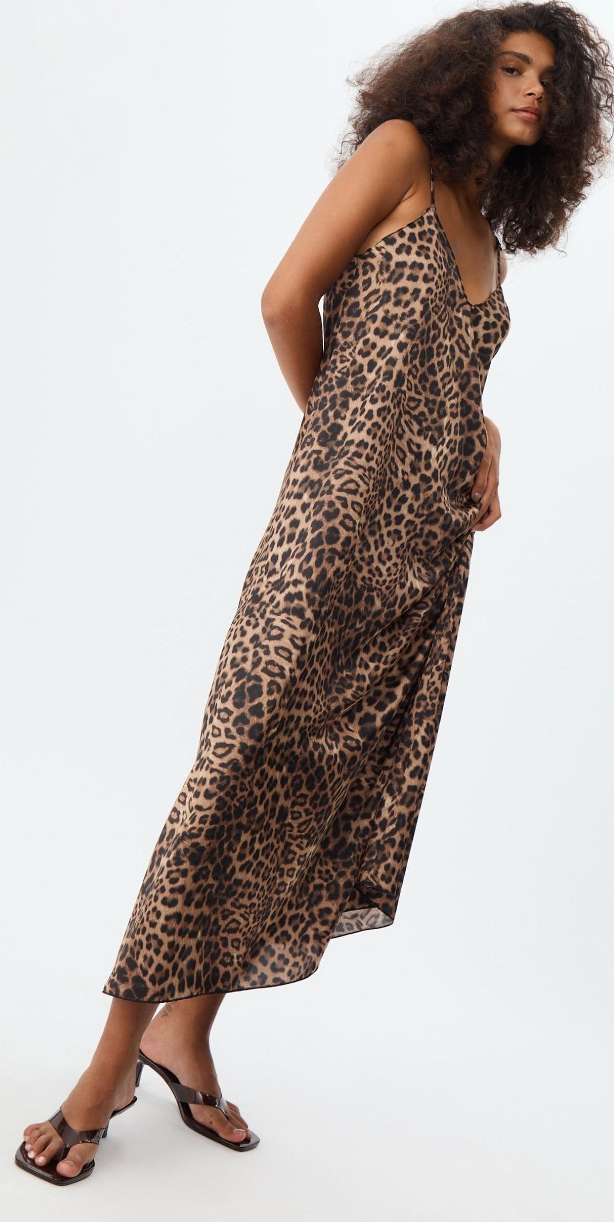 Vestido largo fluido satinado leopardo de Stradivarius