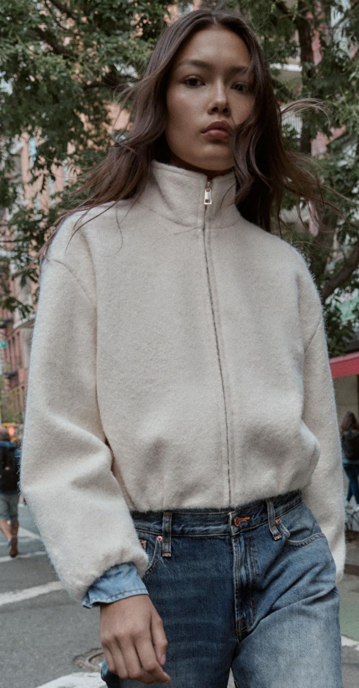 Cazadora bouclé cuello subido de Zara