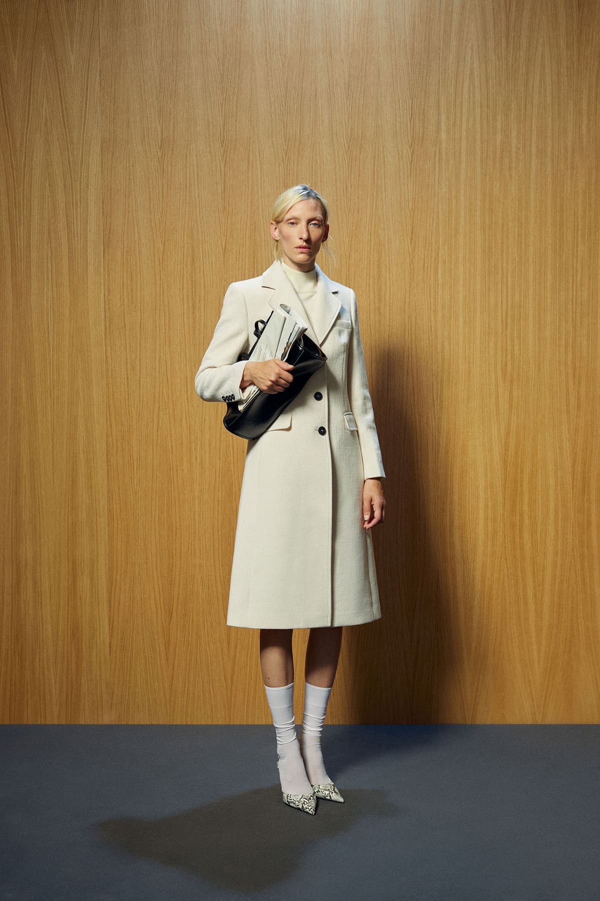 El nuevo abrigo con solapa en color crudo de Sfera