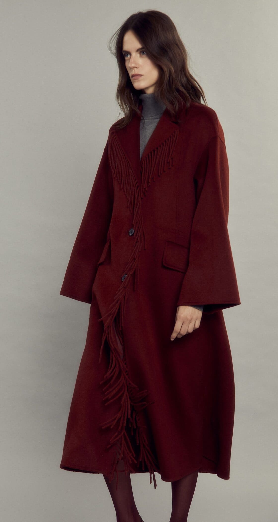 El nuevo abrigo handmade con flecos en color burdeos de Sfera