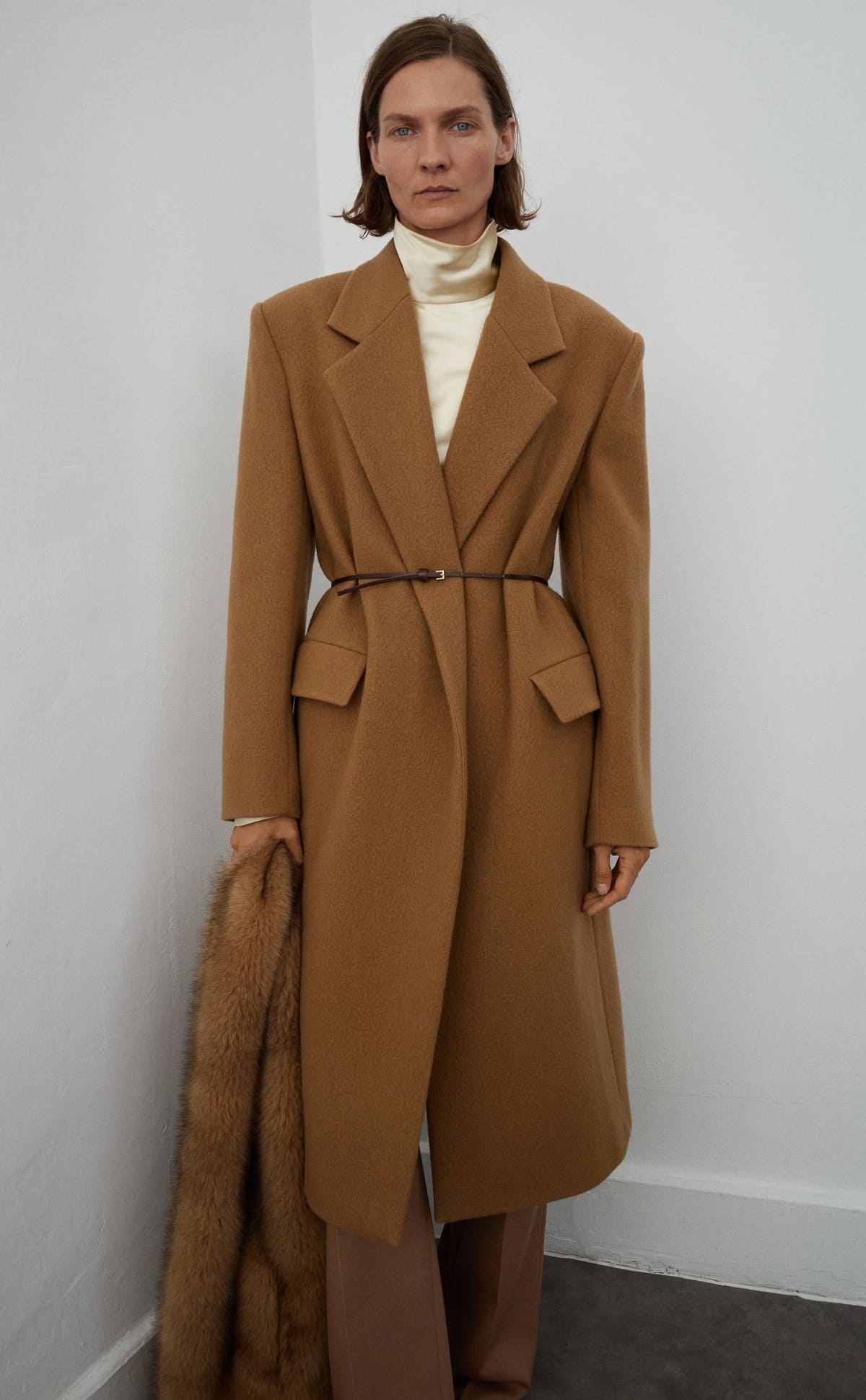 El nuevo abrigo de lana con solapas en color marrón medio de Sfera