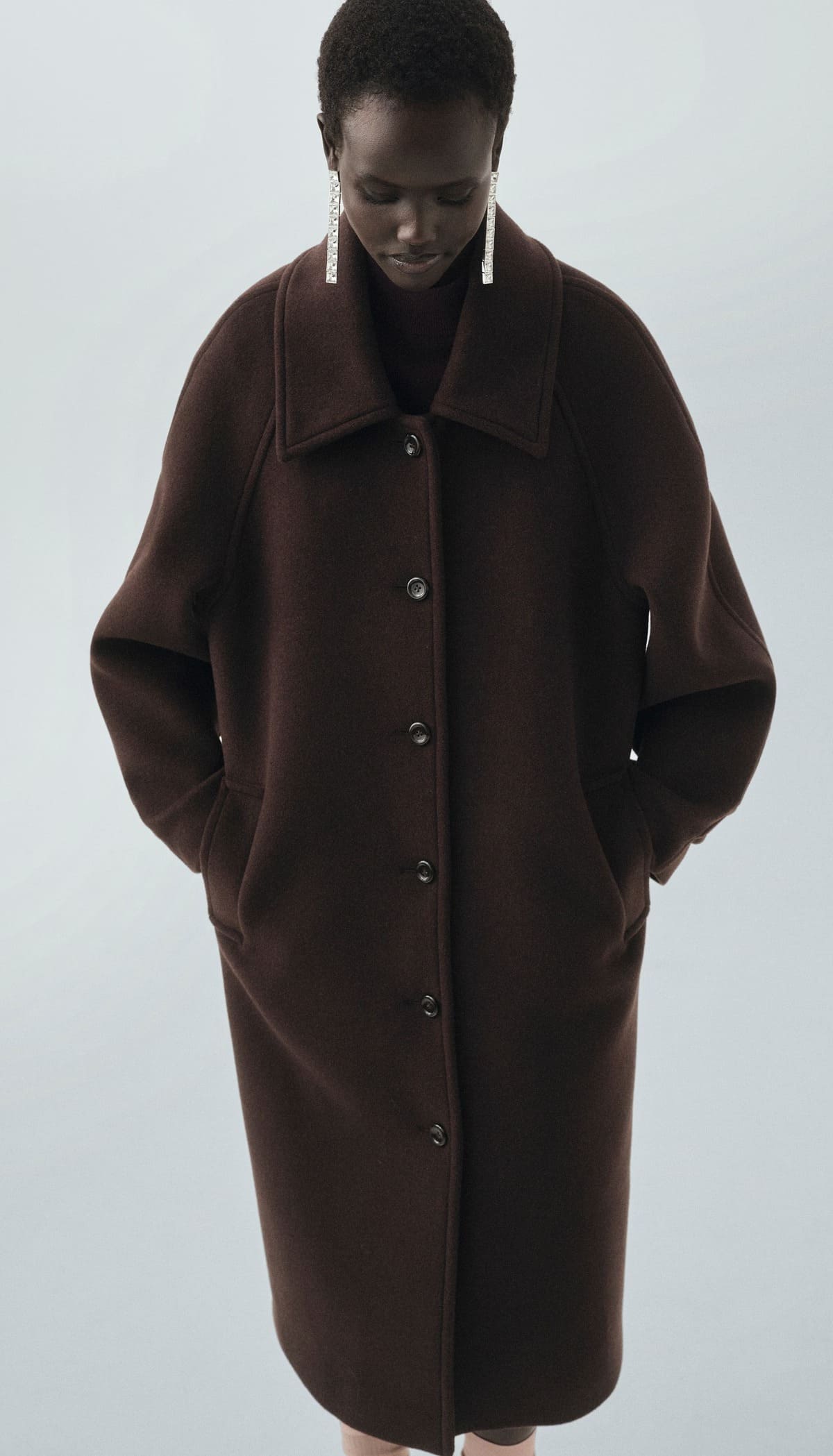 El nuevo abrigo de lana con botones en color café de Mango