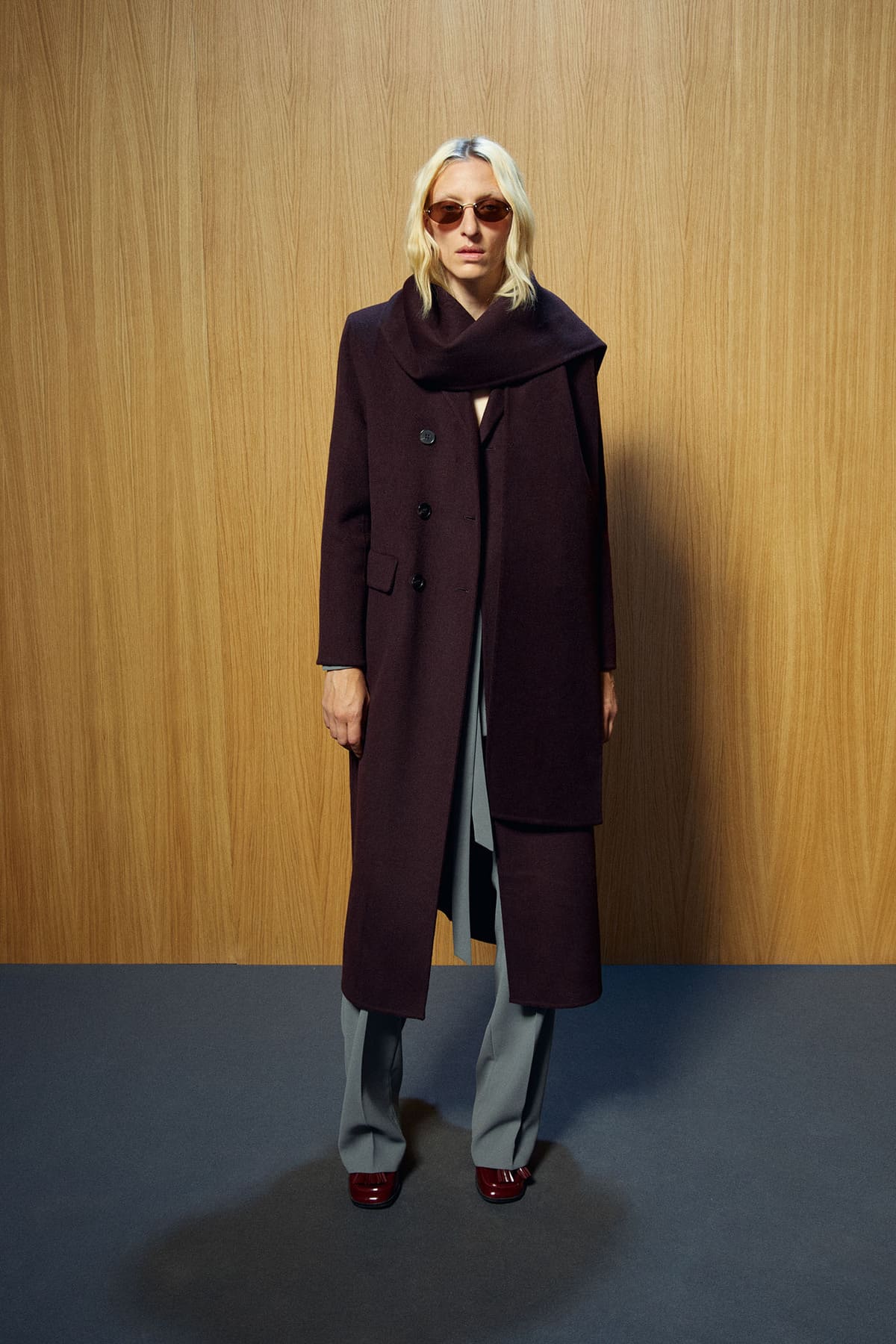 El nuevo abrigo handmade con bufanda en color berenjena de Sfera