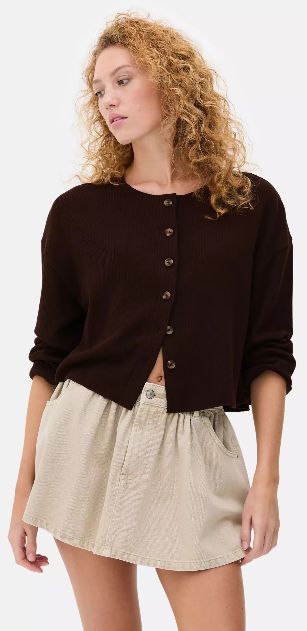 La nueva chaqueta tipo cárdigan acanalado con cuello redondo en color marrón chocolate de Primark