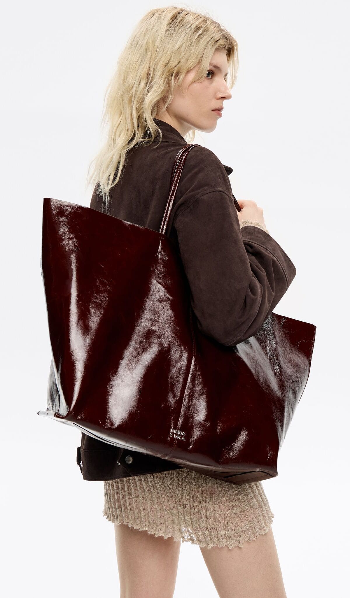 El bolso shopper maxi de piel en color castaña de Bimba y Lola