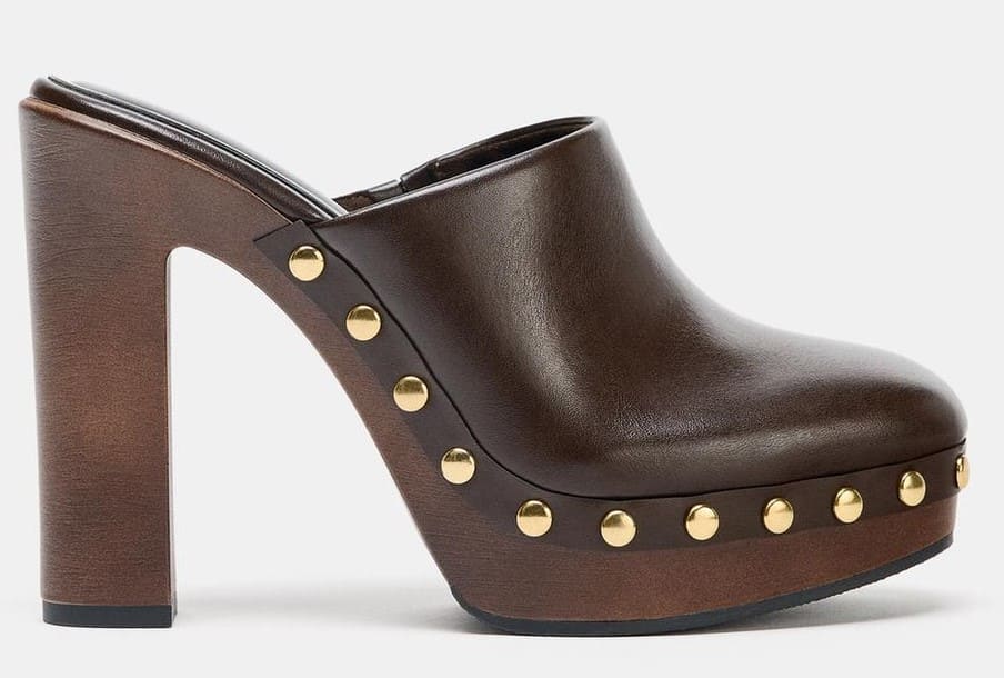 Zueco de tacón alto con detalle de tachas