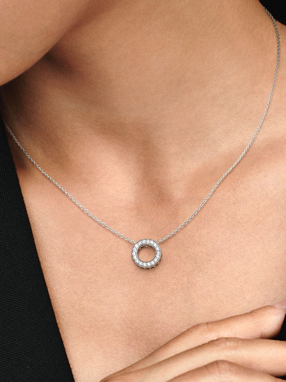 El collar Círculo de Pavé en plata de primera ley de Pandora