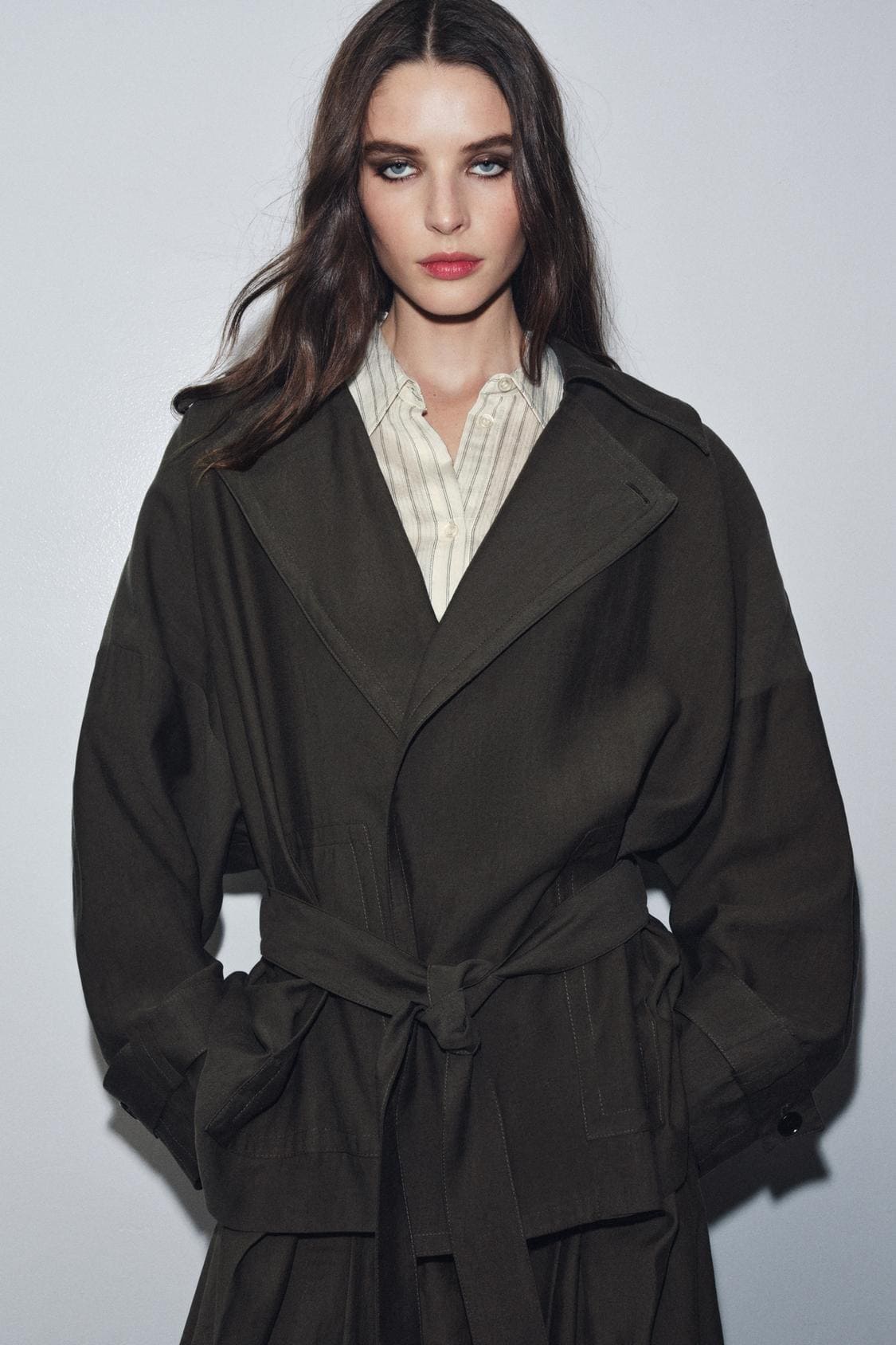 La nueva chaqueta fluida con cinturón en color marrón topo ZW Collection de Zara