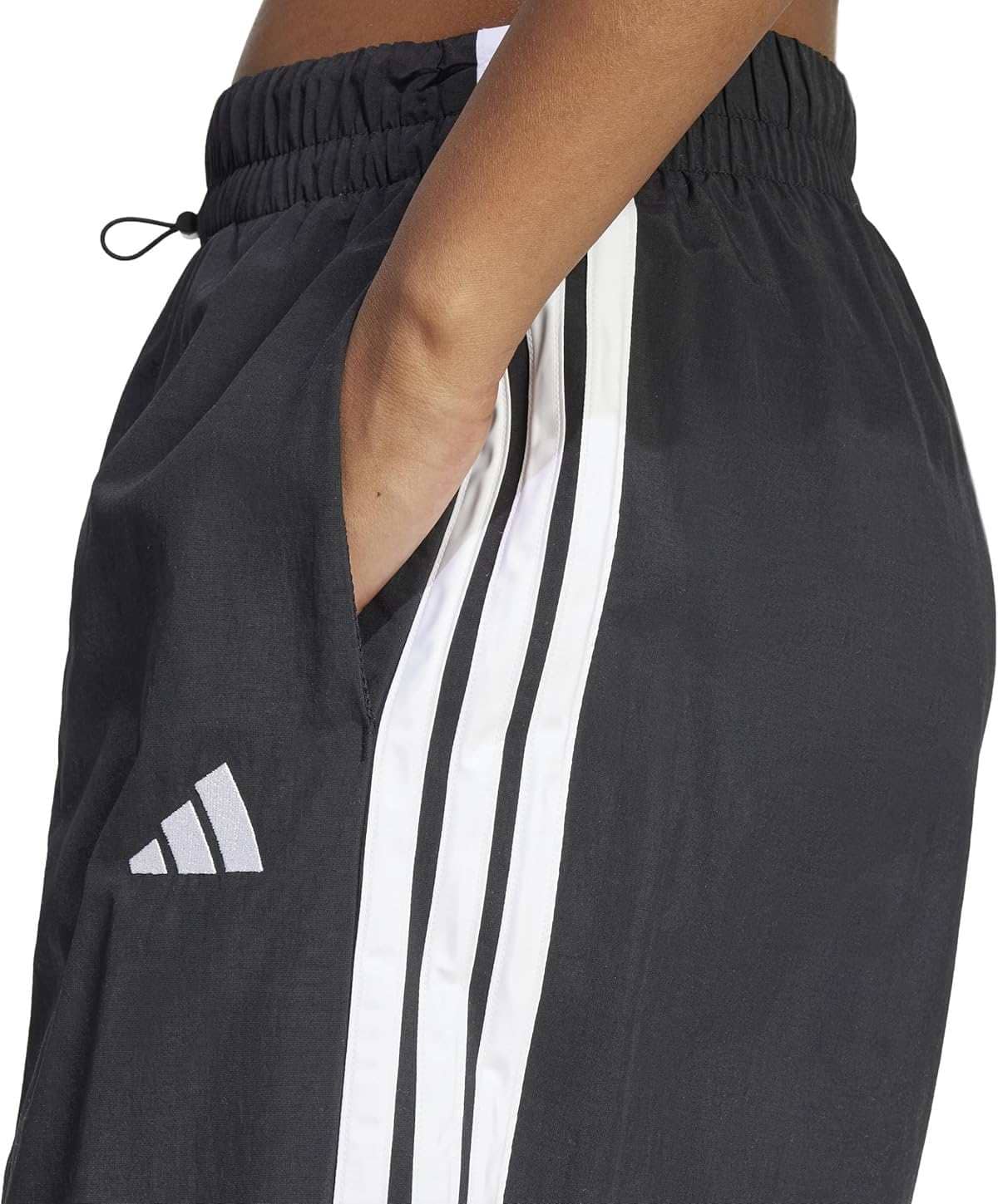 Adidas Essentials 3-Stripes Lifestyle Woven Parachute Pants en Amazon