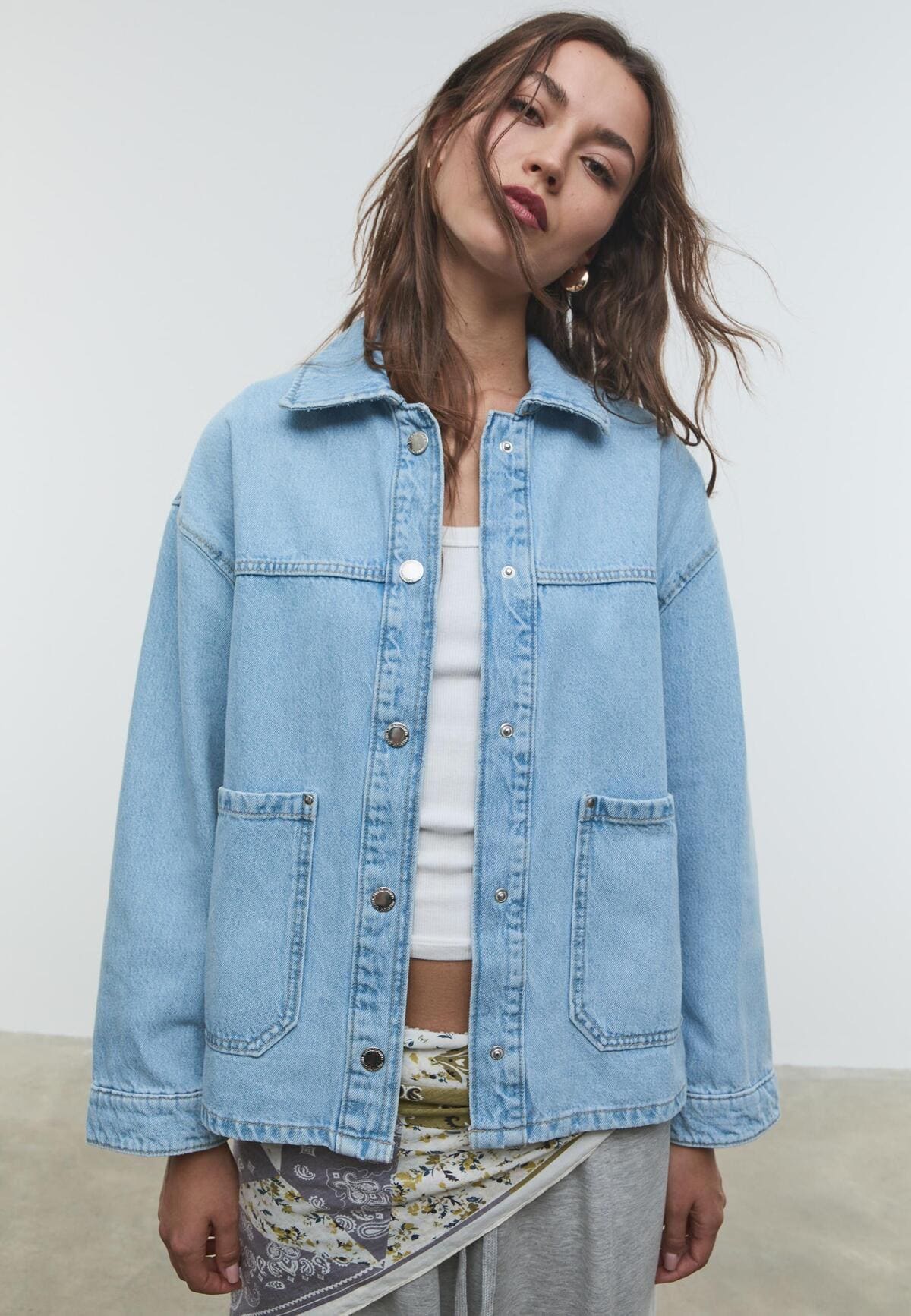 Cazadora denim con bolsillos