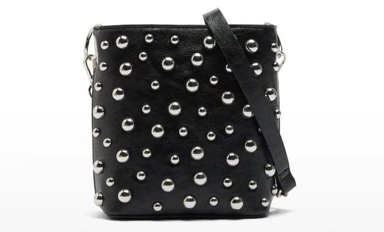 Bolso de fiesta convertible a bandolera con cierre imantado y tachuelas en liso