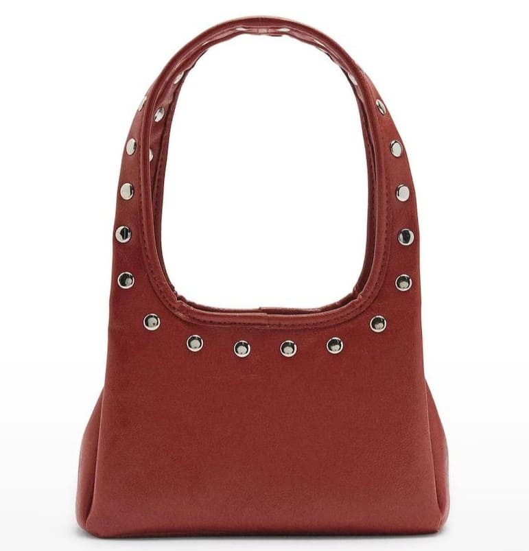 Bolso de hombro con tachuelas decorativas y cierre de cremallera