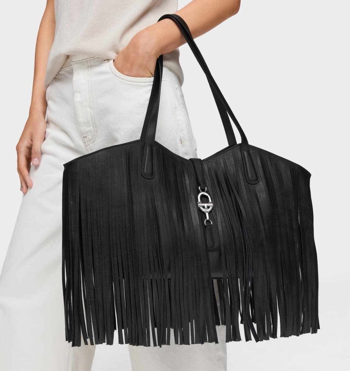 Capazo mediano flecos de piel negro TOUS MANIFESTO