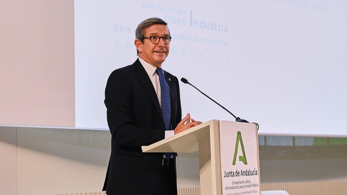 El consejero Jorge Paradela, durante su atención a los medios | Salvador López Medina