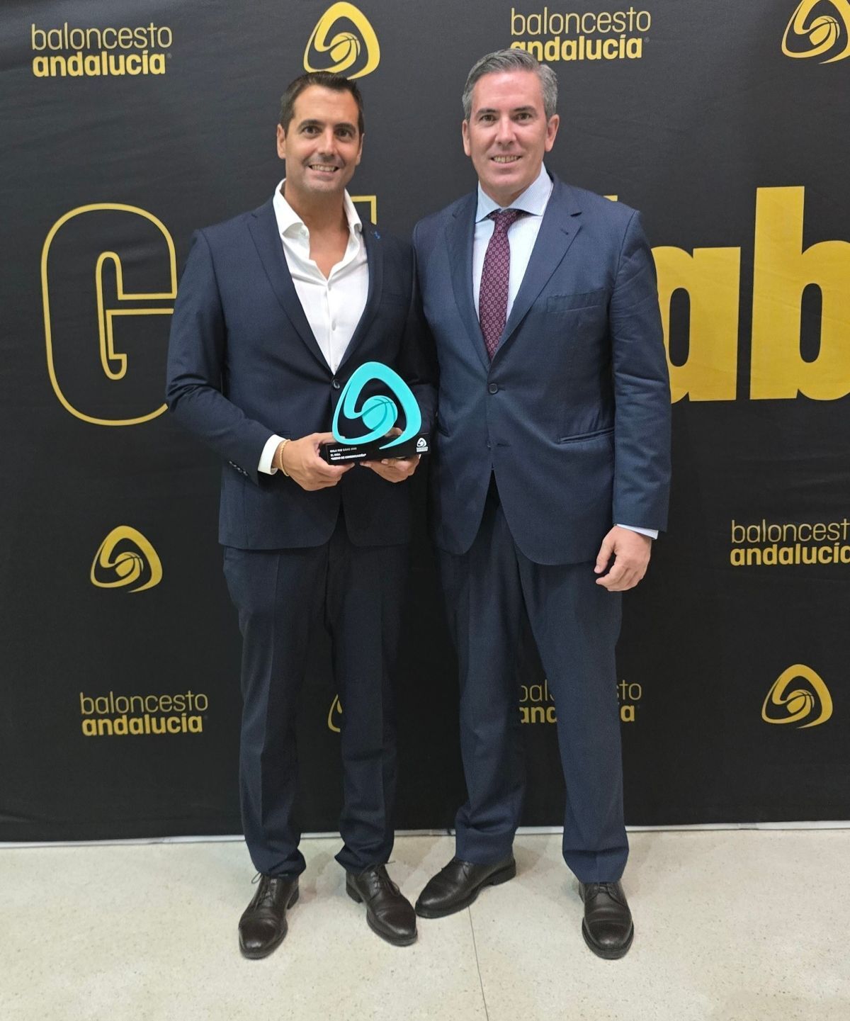 Jaime Núñez recibe el galardón a El MIRA de las manos de Adolfo Magrañal en la Gala FAB Cádiz 2025