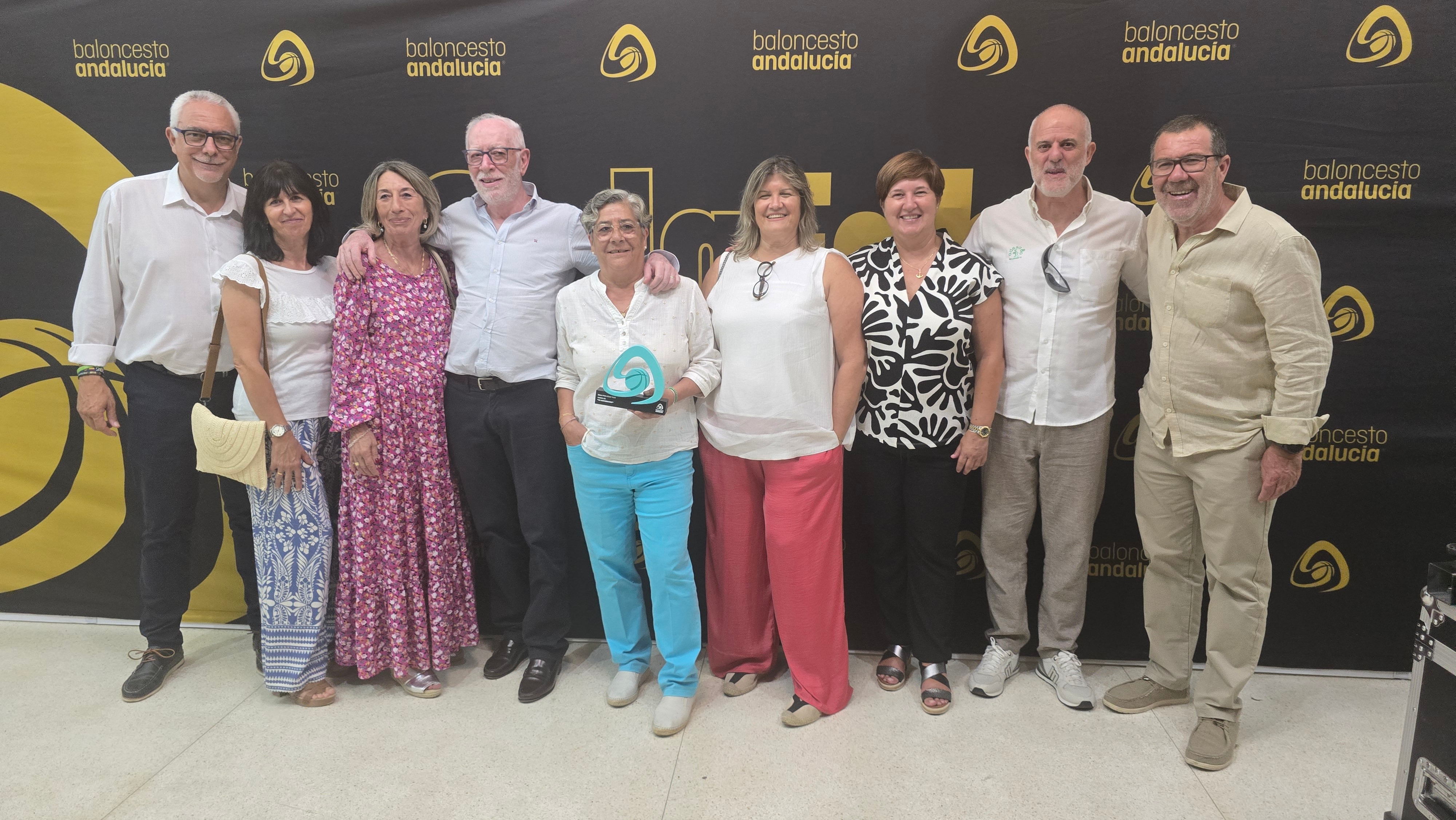 Miembros de la Junta Directiva de Adesa 80, club galardonado en la Gala FAB Cádiz 2025