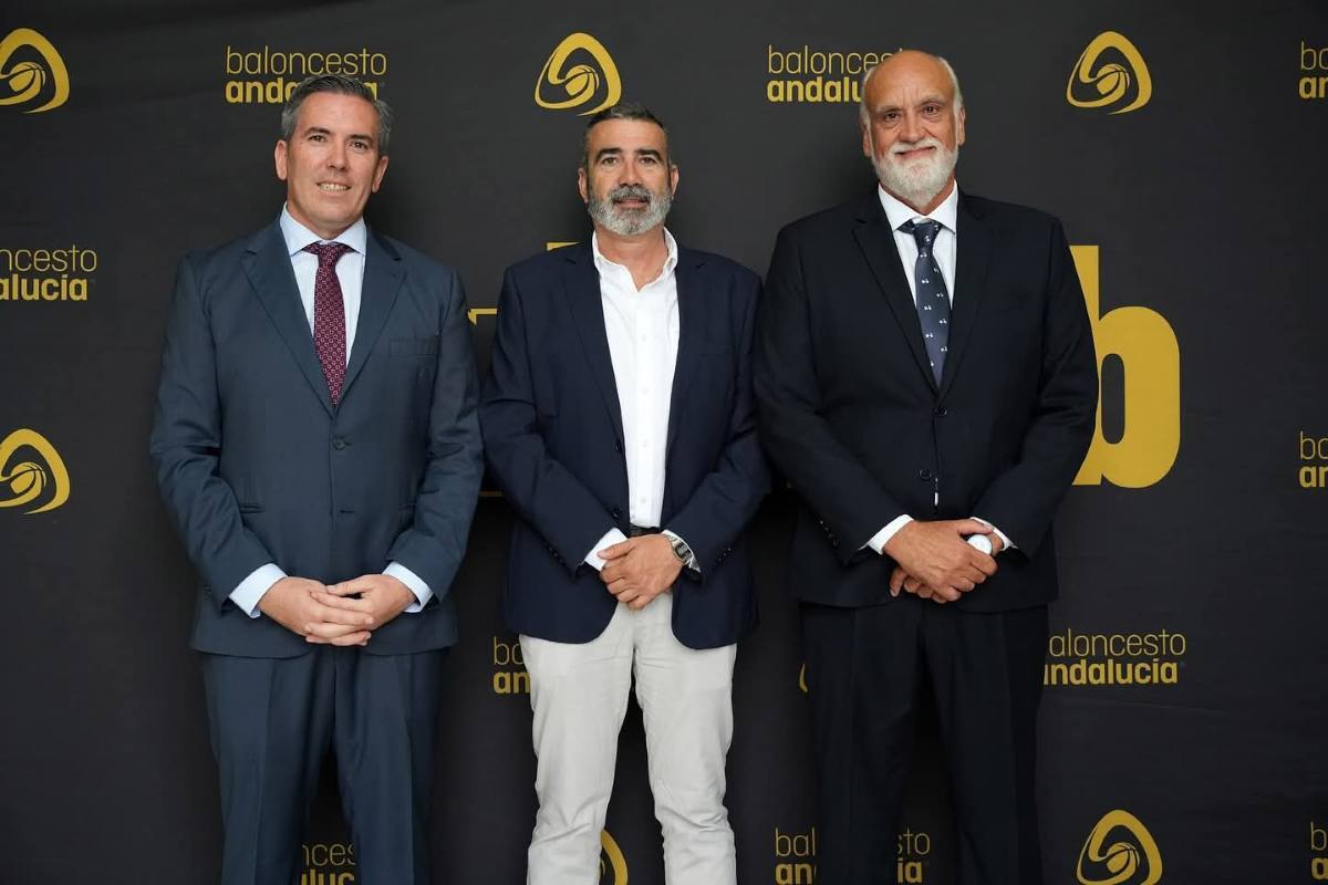 Adolfo Migrañal, Javier Pizarro y Javier Vidal posan minutos antes del inicio de la Gala FAB Cádiz 2025