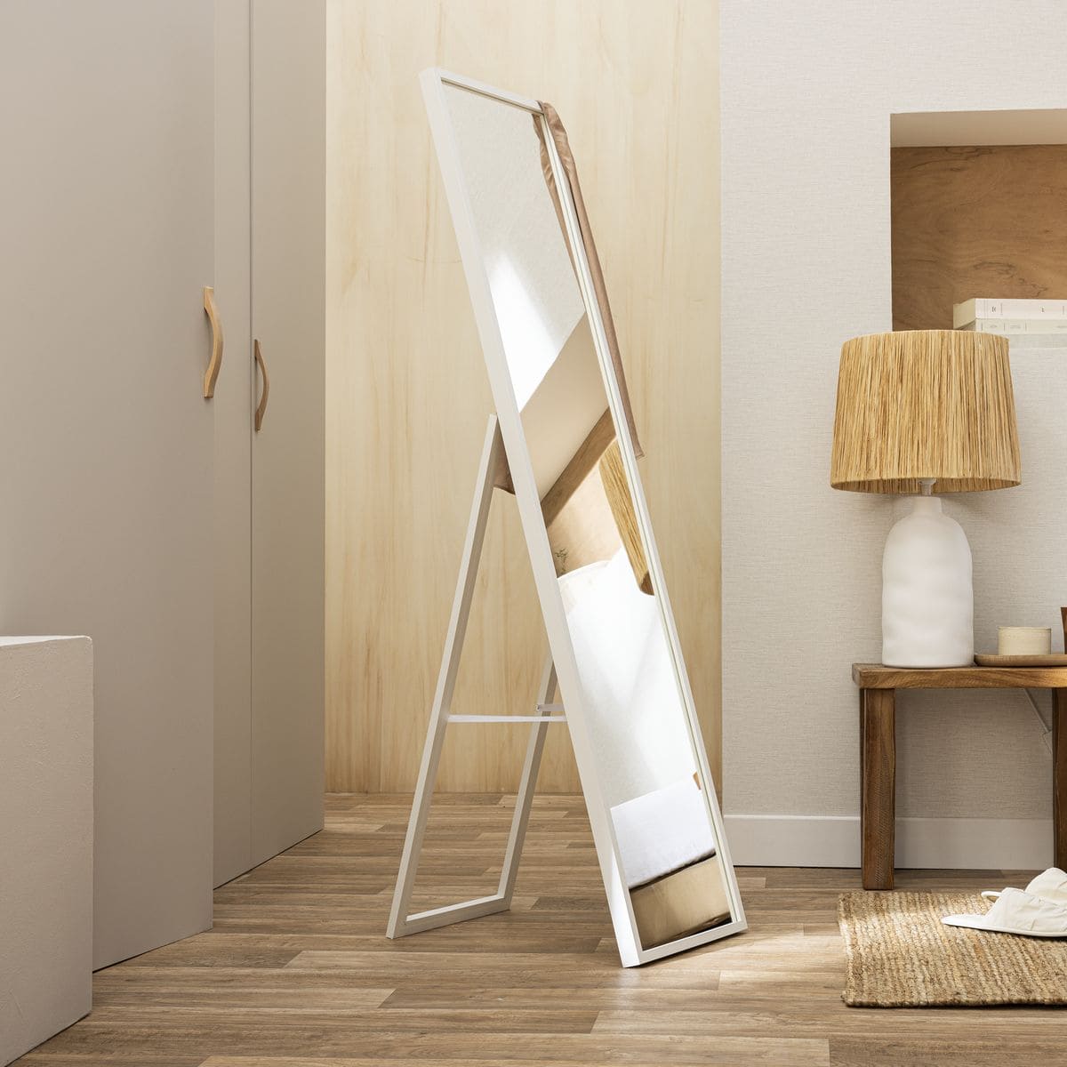 El espejo enmarcado con pie rectangular Milo MDF INSPIRE de Leroy Merlin