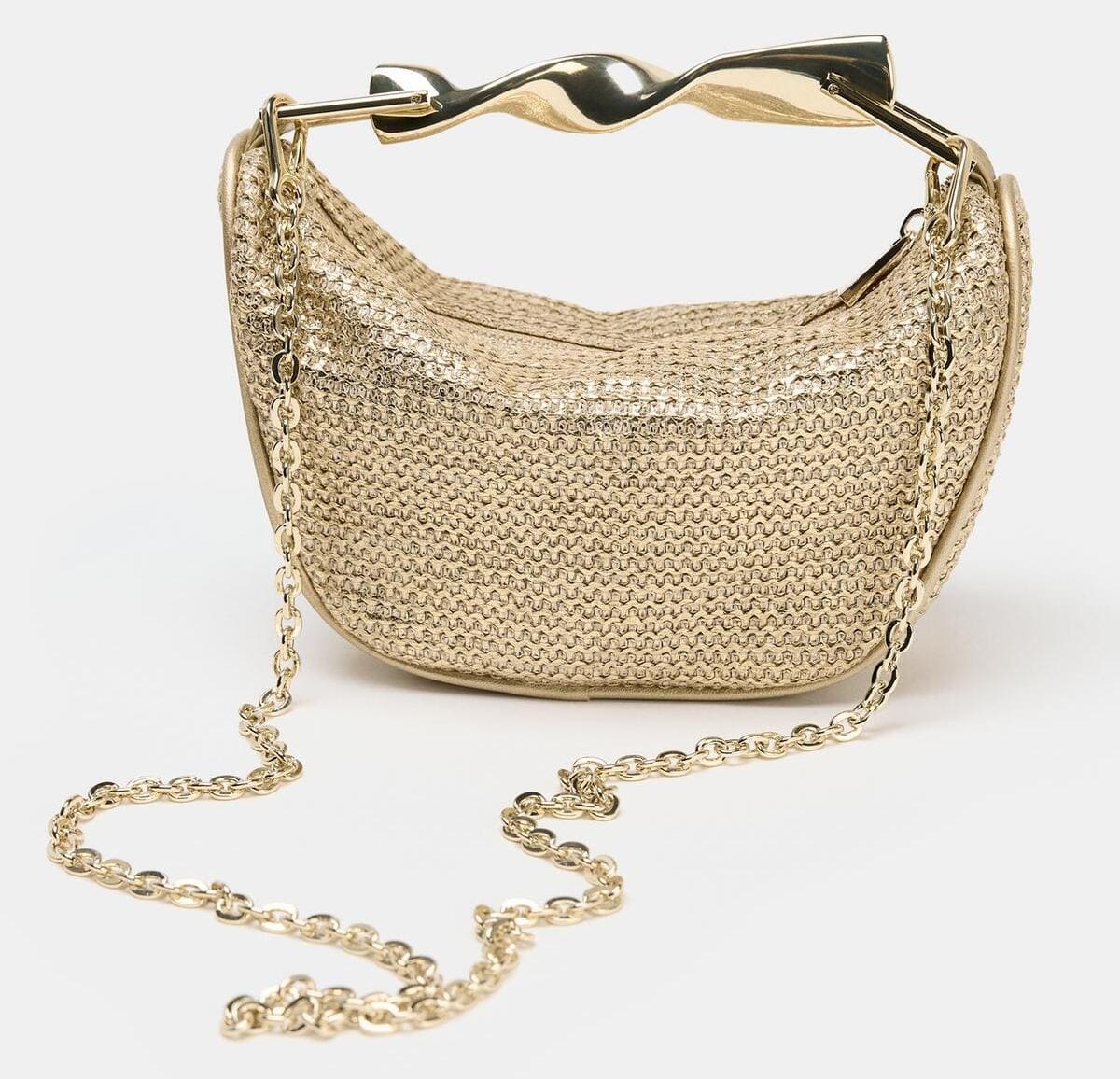 El mini bolso con asa metálica en color dorado de Zara