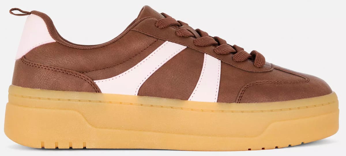 Las nuevas zapatillas de plataforma plana y caña baja en color marrón chocolate de Primark
