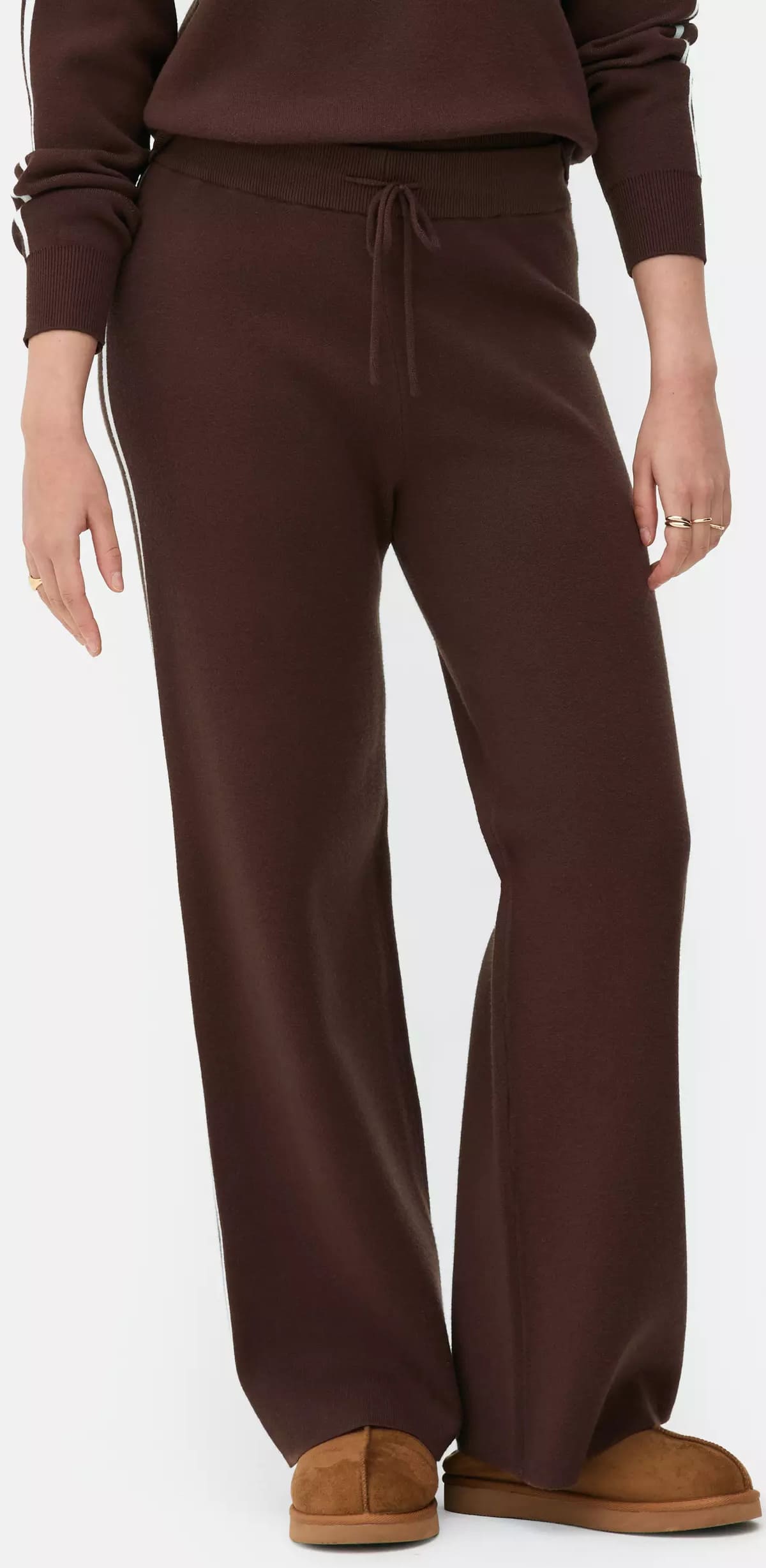El nuevo pantalón jogger de punto con raya lateral en color marrón chocolate de Primark